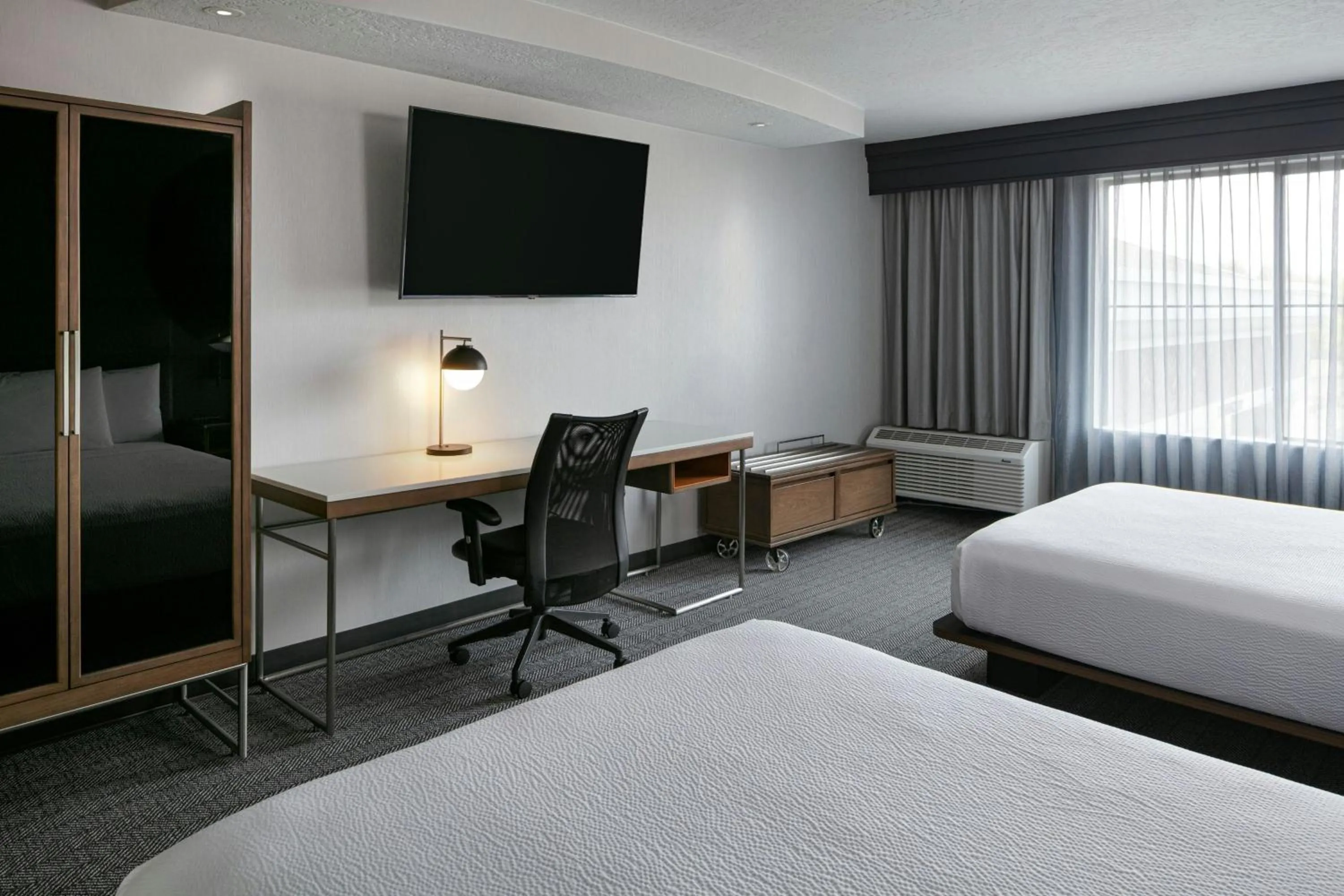 Photo of the whole room, Bed in Courtyard Richland Columbia Point