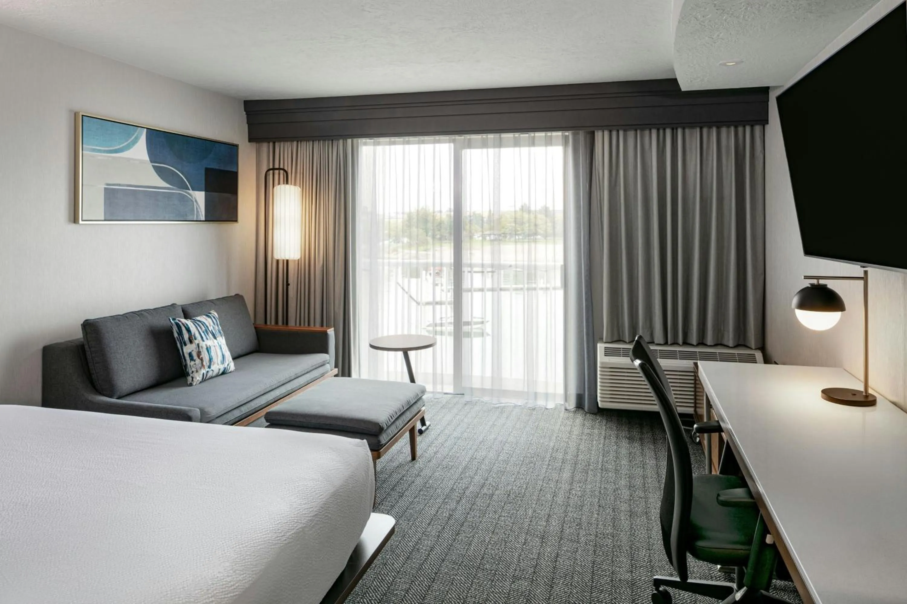 Photo of the whole room, Bed in Courtyard Richland Columbia Point