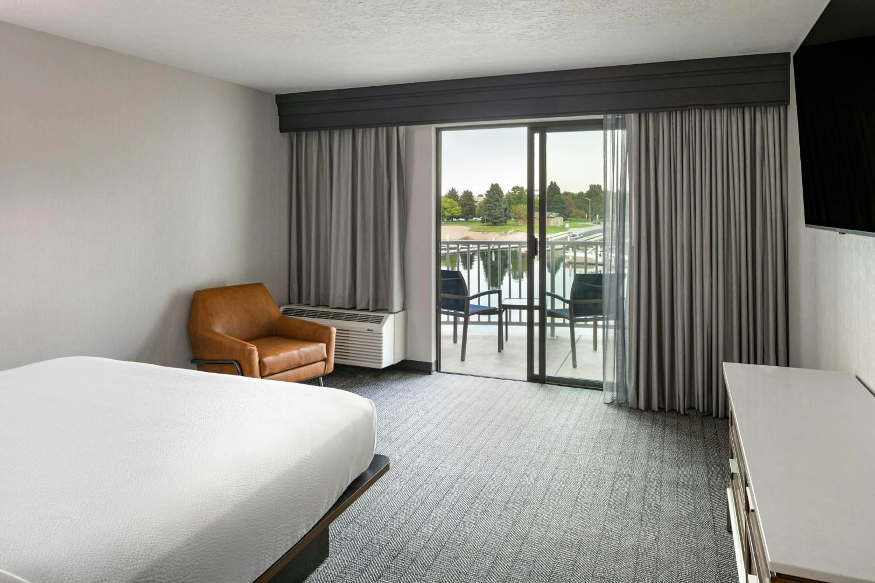 Bedroom, Bed in Courtyard Richland Columbia Point