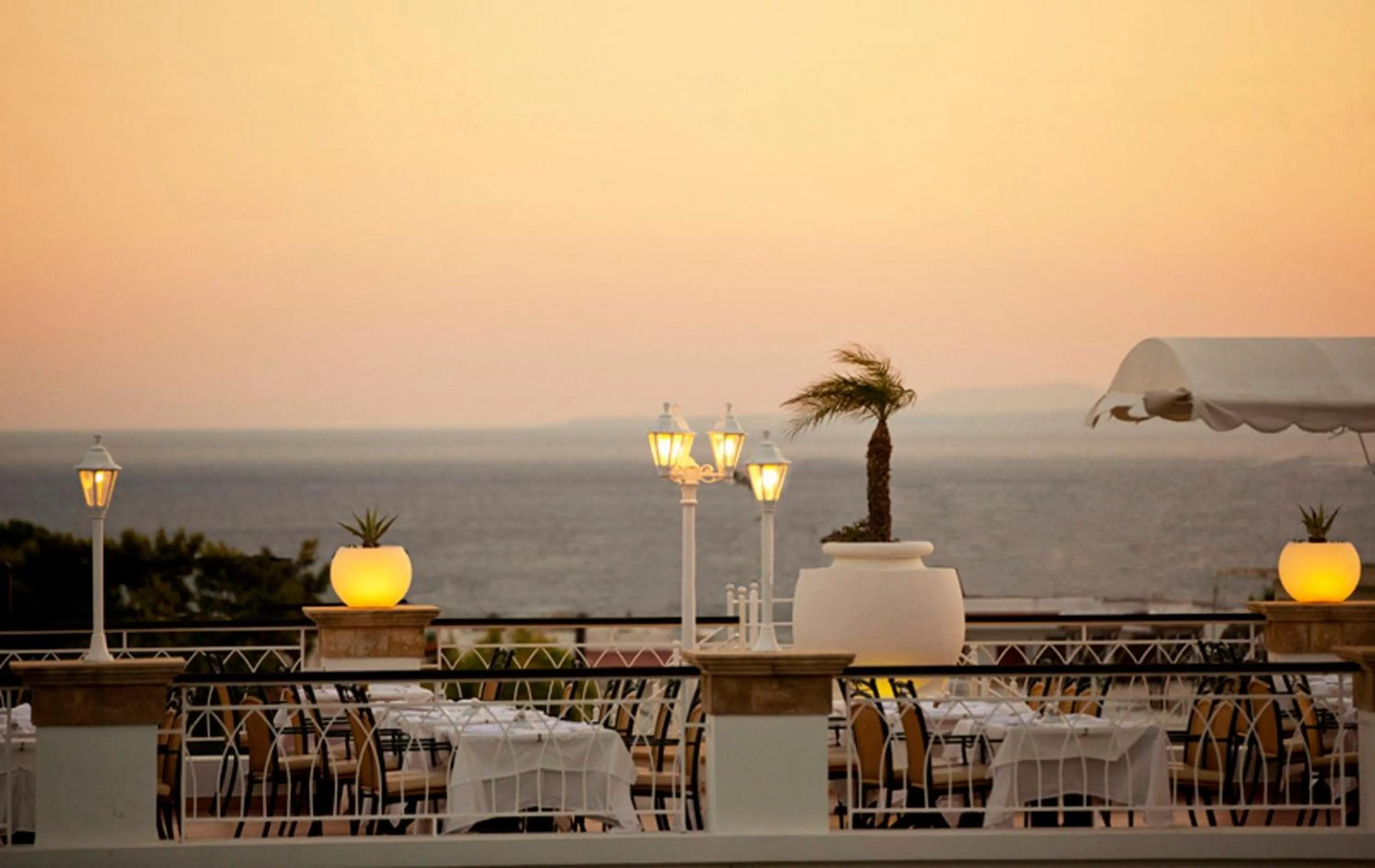 Restaurant/places to eat in Pefkos Beach Studios & Apartments