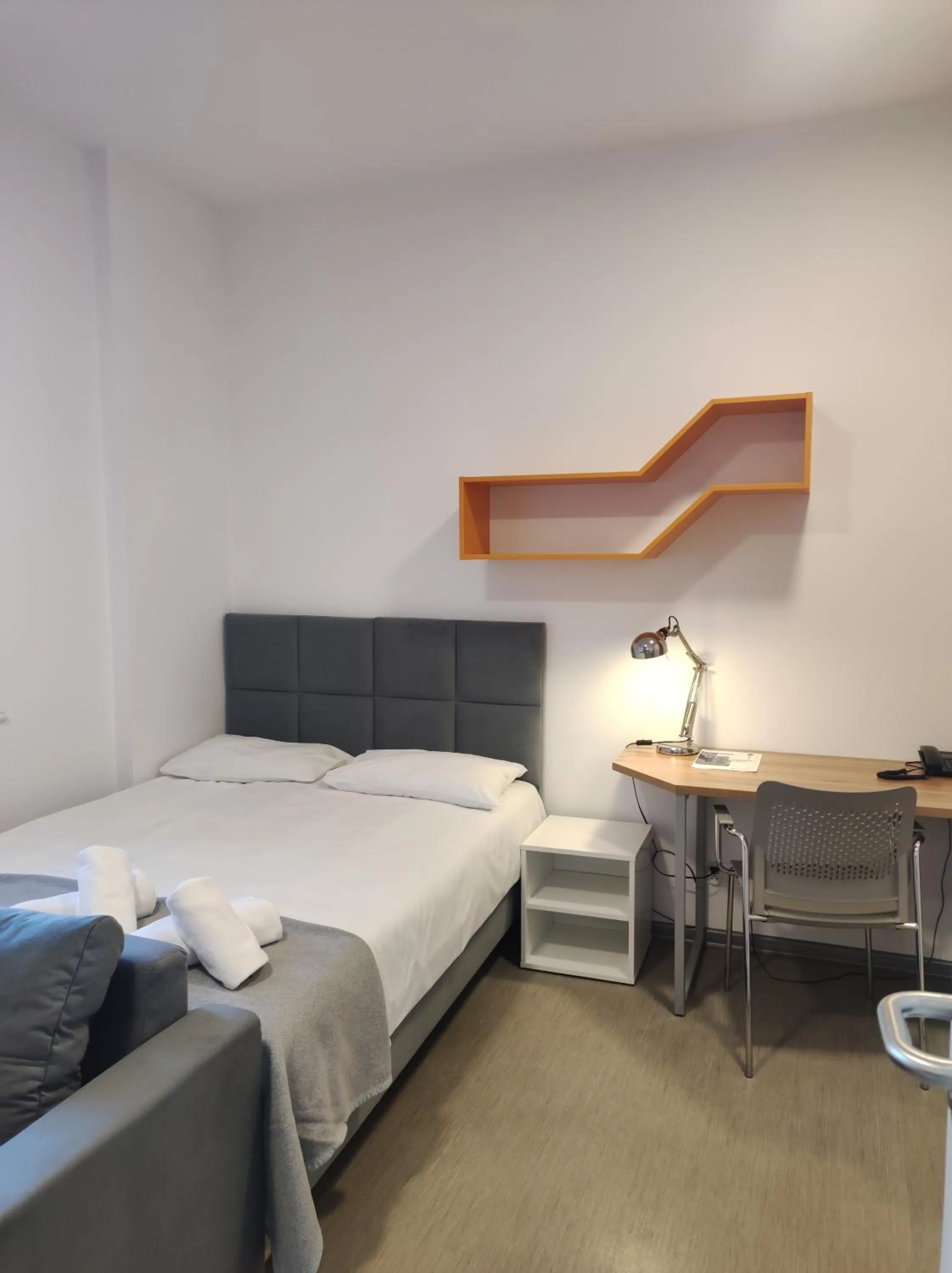 Photo of the whole room, Bed in Esperanto Home