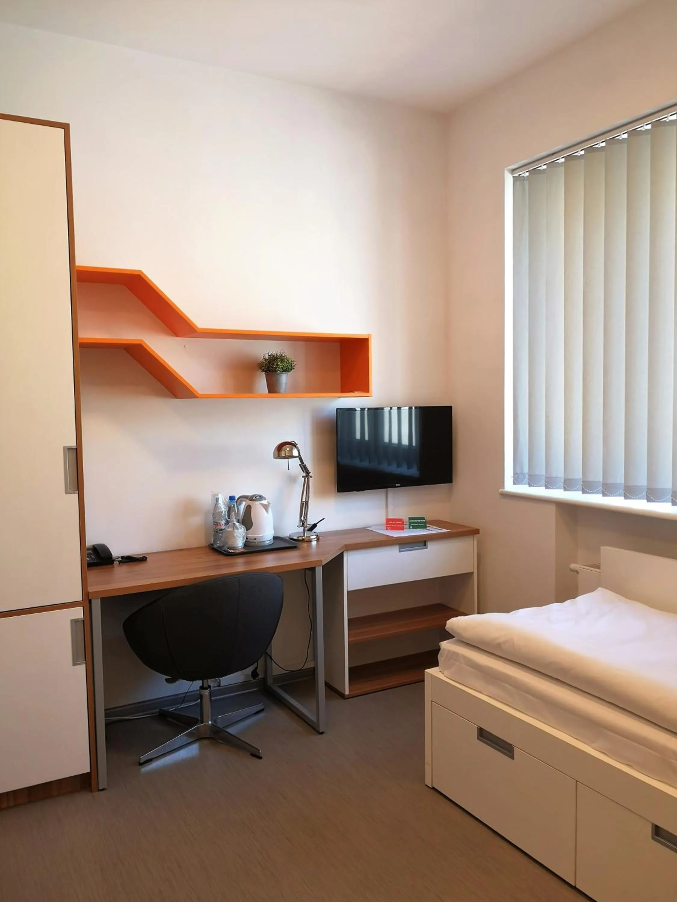 Photo of the whole room, Bed in Esperanto Home