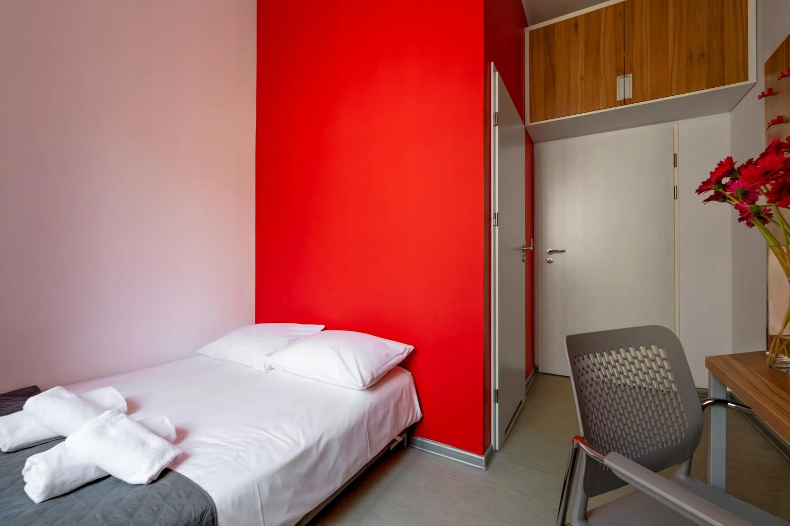 Photo of the whole room, Bed in Esperanto Home