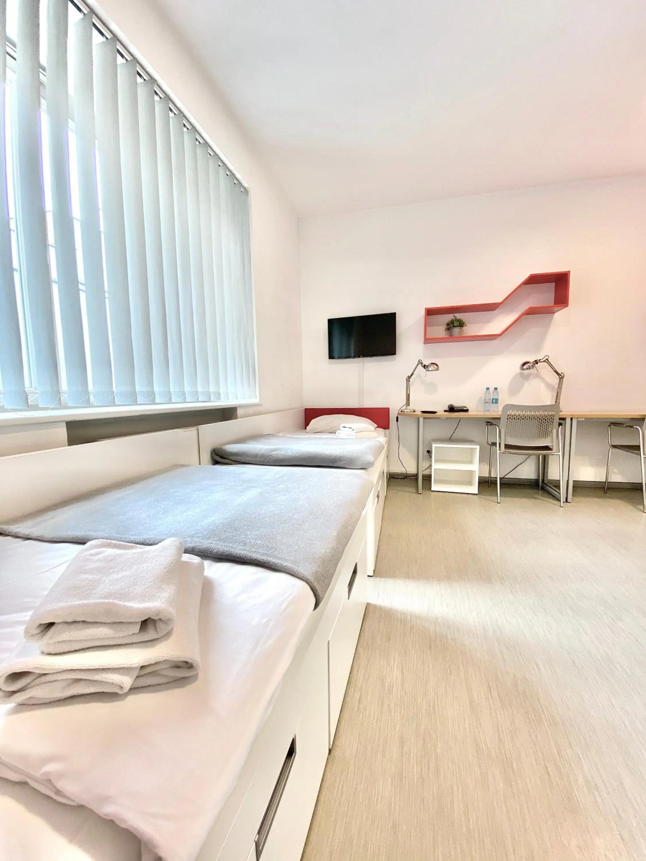 Photo of the whole room, Bed in Esperanto Home