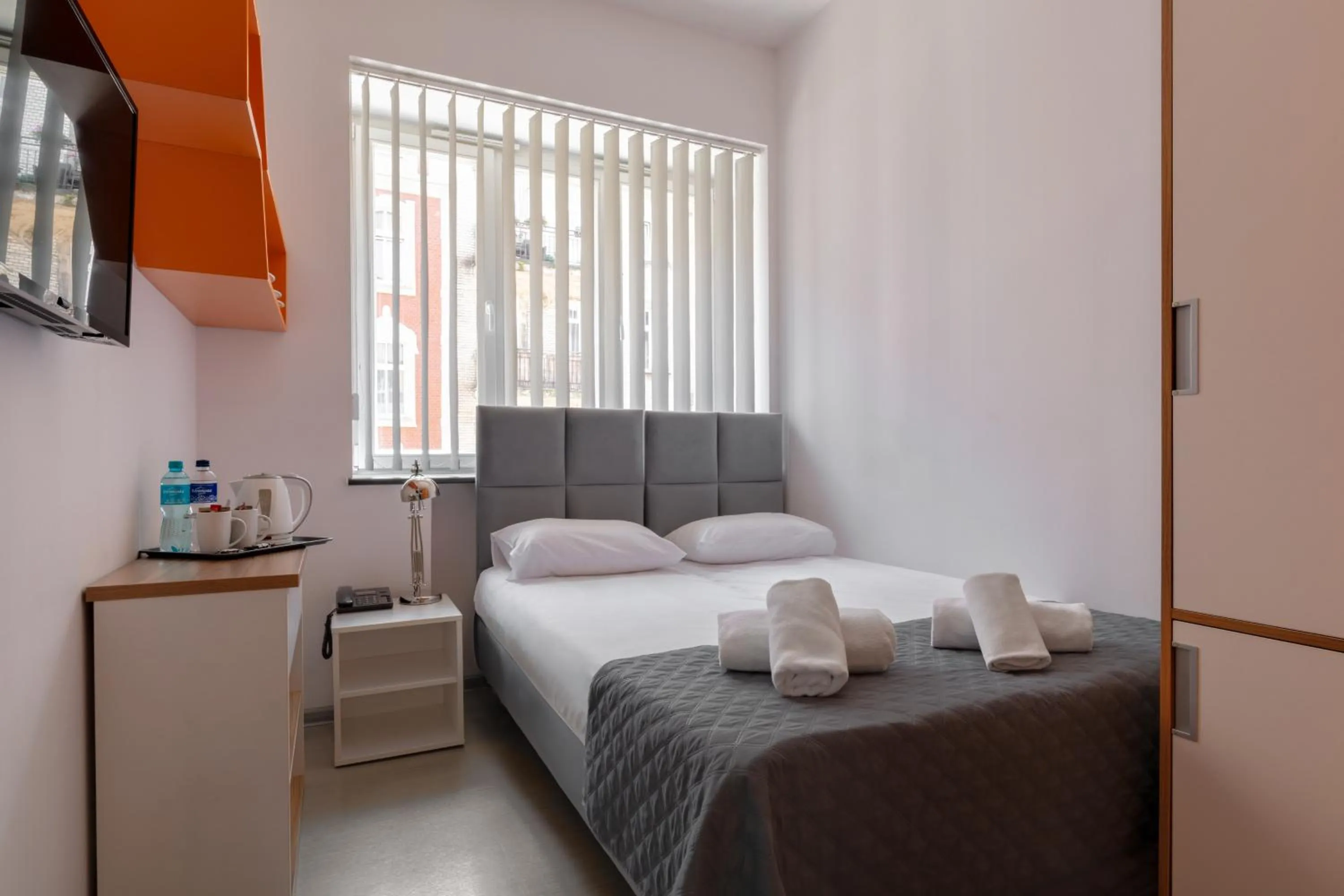 Photo of the whole room, Bed in Esperanto Home