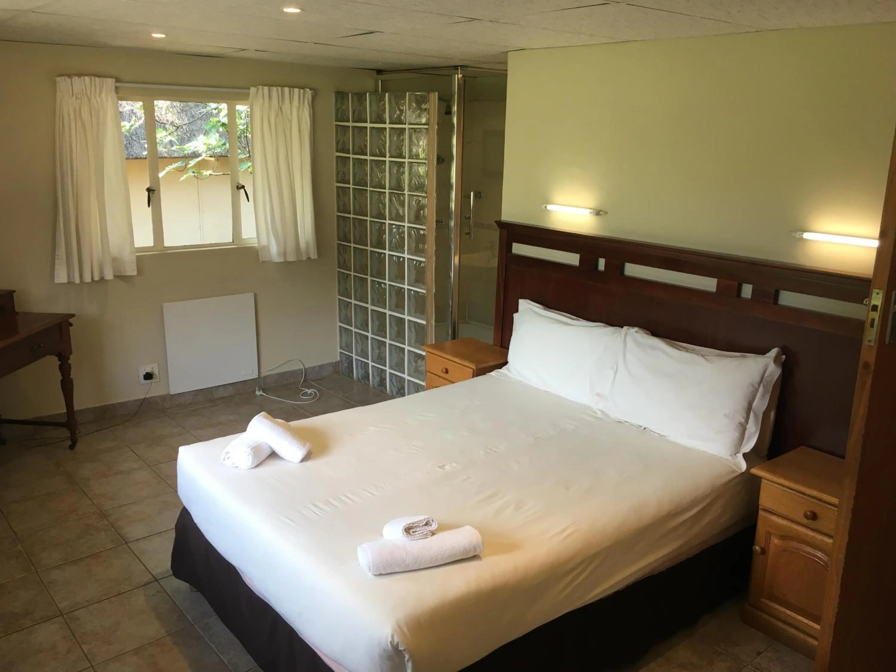 Bedroom, Bed in Dragon Peaks Mountain Resort