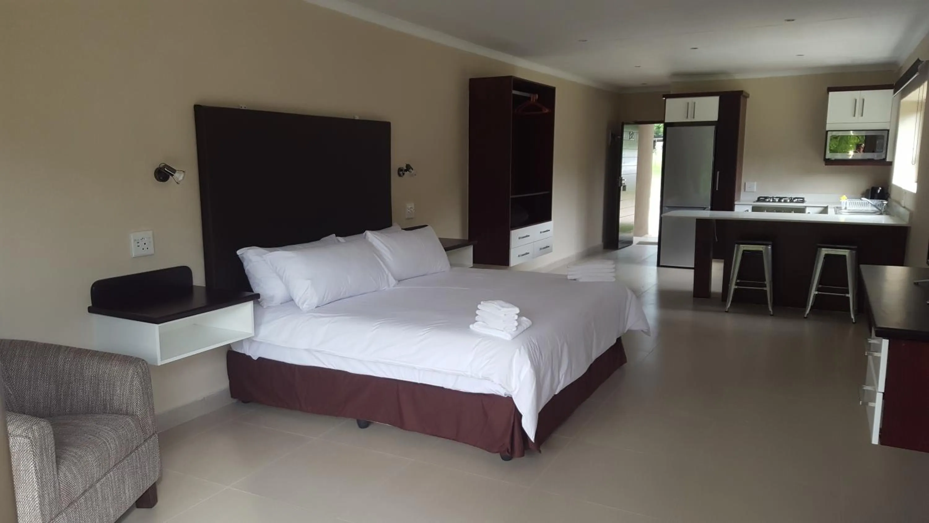 Kitchen or kitchenette, Bed in Dragon Peaks Mountain Resort