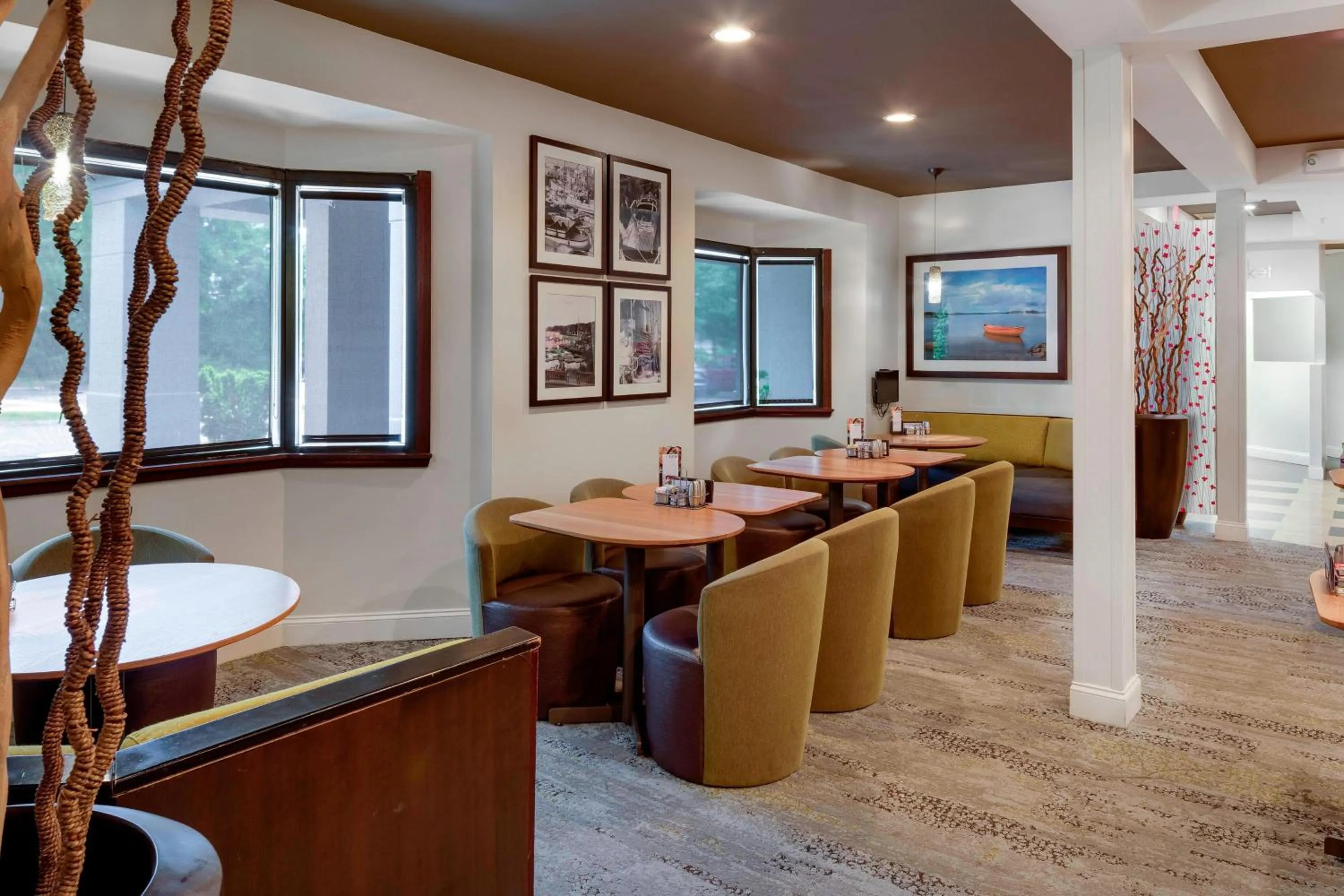 Restaurant/places to eat in Courtyard by Marriott Portsmouth