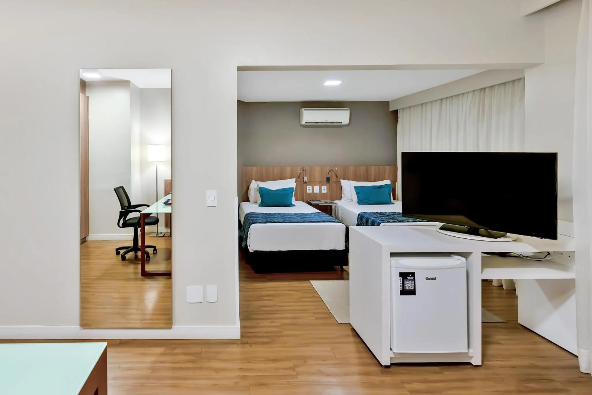 Photo of the whole room, Bed in Blue Tree Garden Bauru