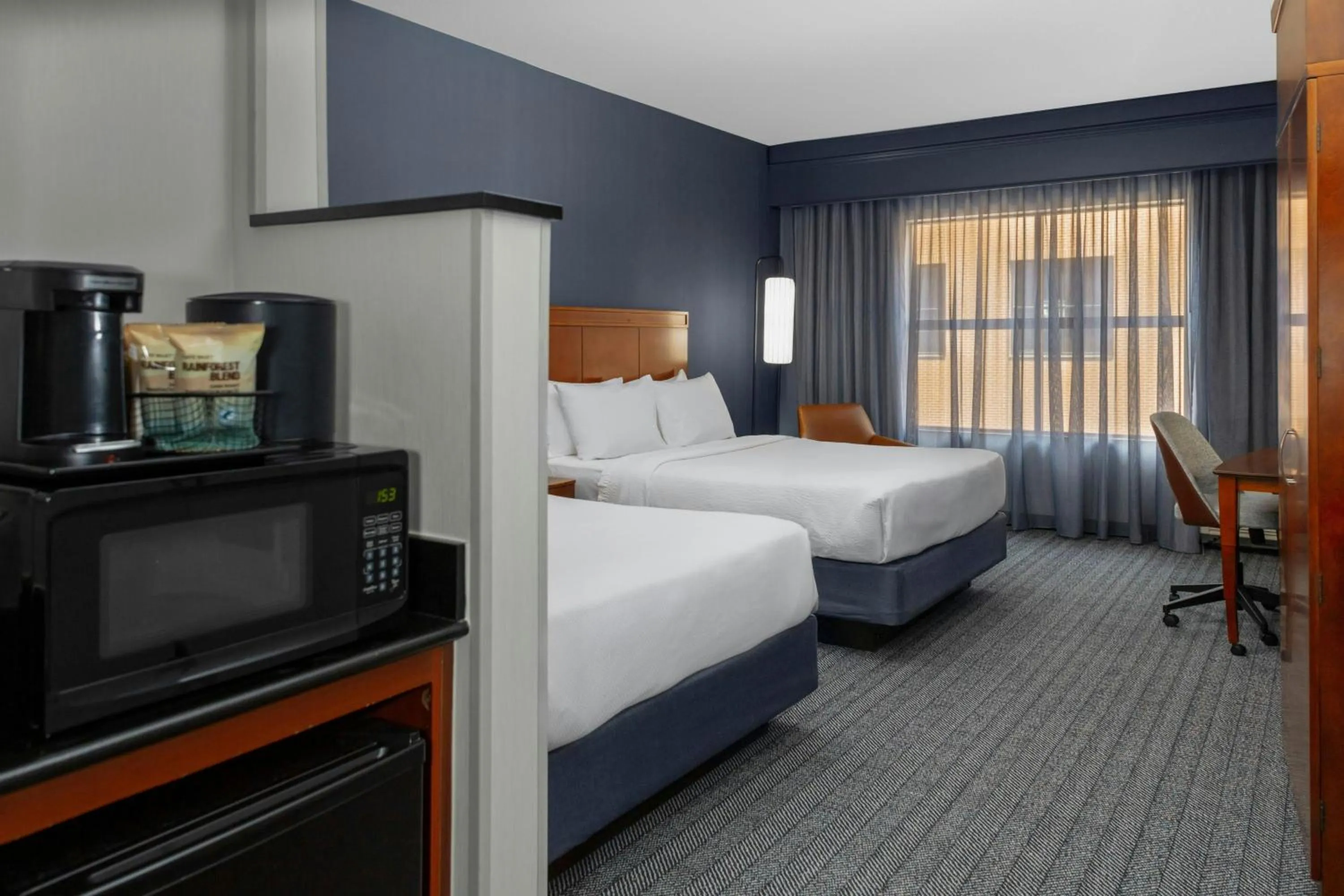 Photo of the whole room, Bed in Courtyard Reading Wyomissing