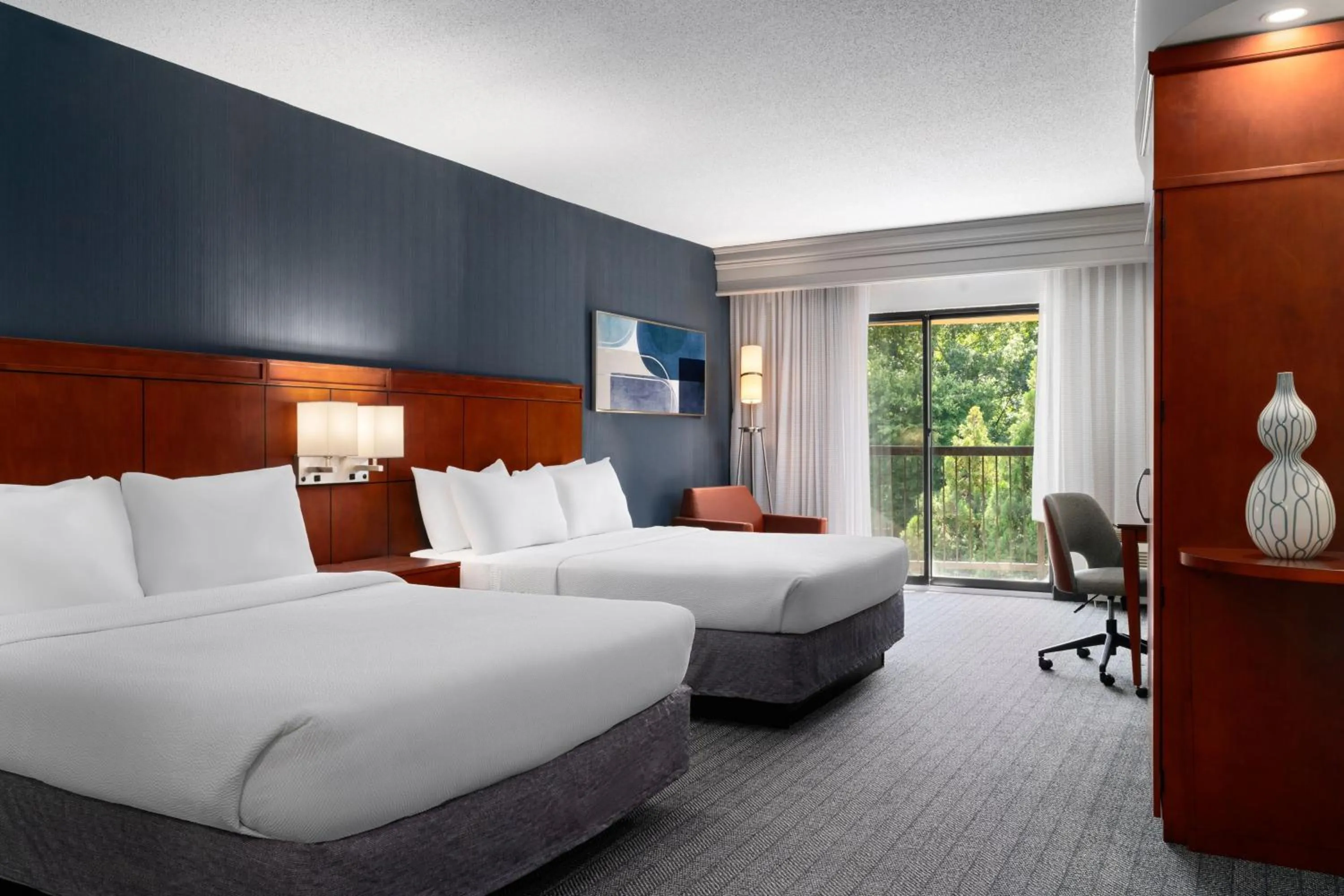 Photo of the whole room, Bed in Courtyard Richmond North/Glen Allen