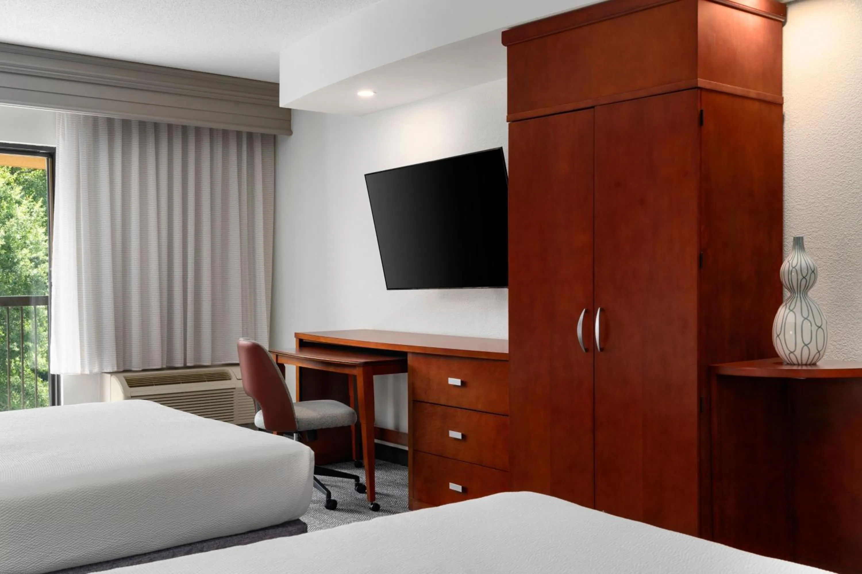 Photo of the whole room, Bed in Courtyard Richmond North/Glen Allen