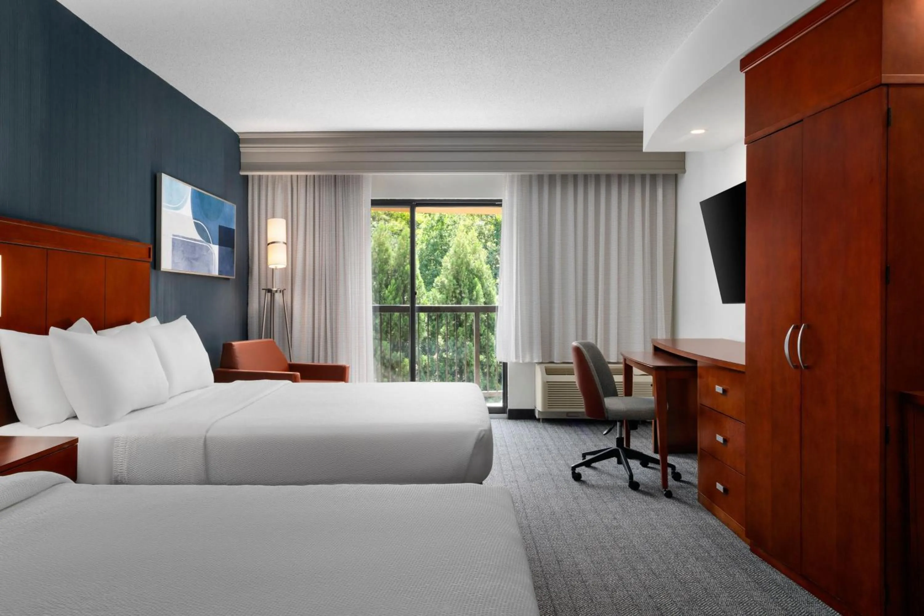 Photo of the whole room, Bed in Courtyard Richmond North/Glen Allen