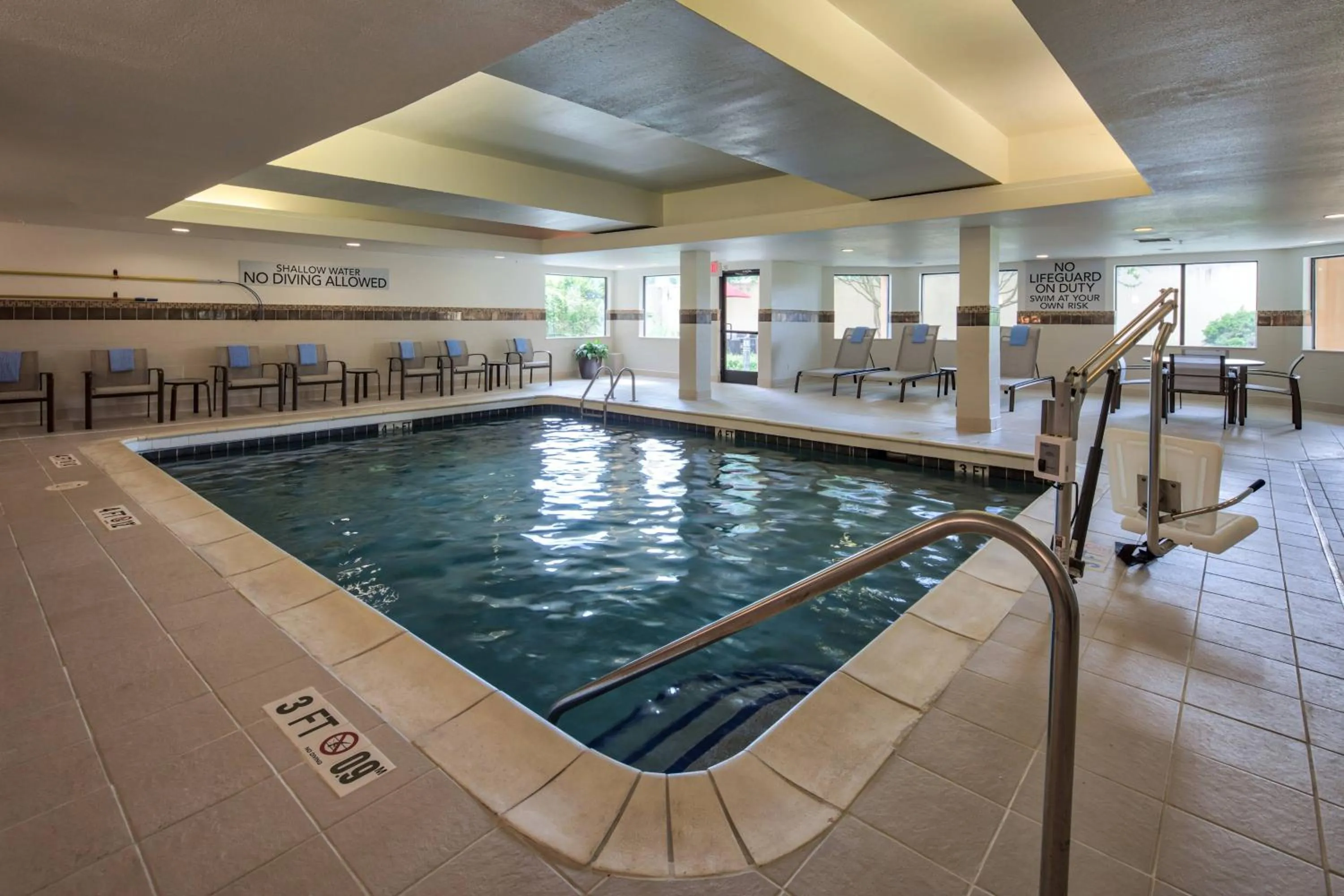 Swimming pool in Courtyard by Marriott Rock Hill