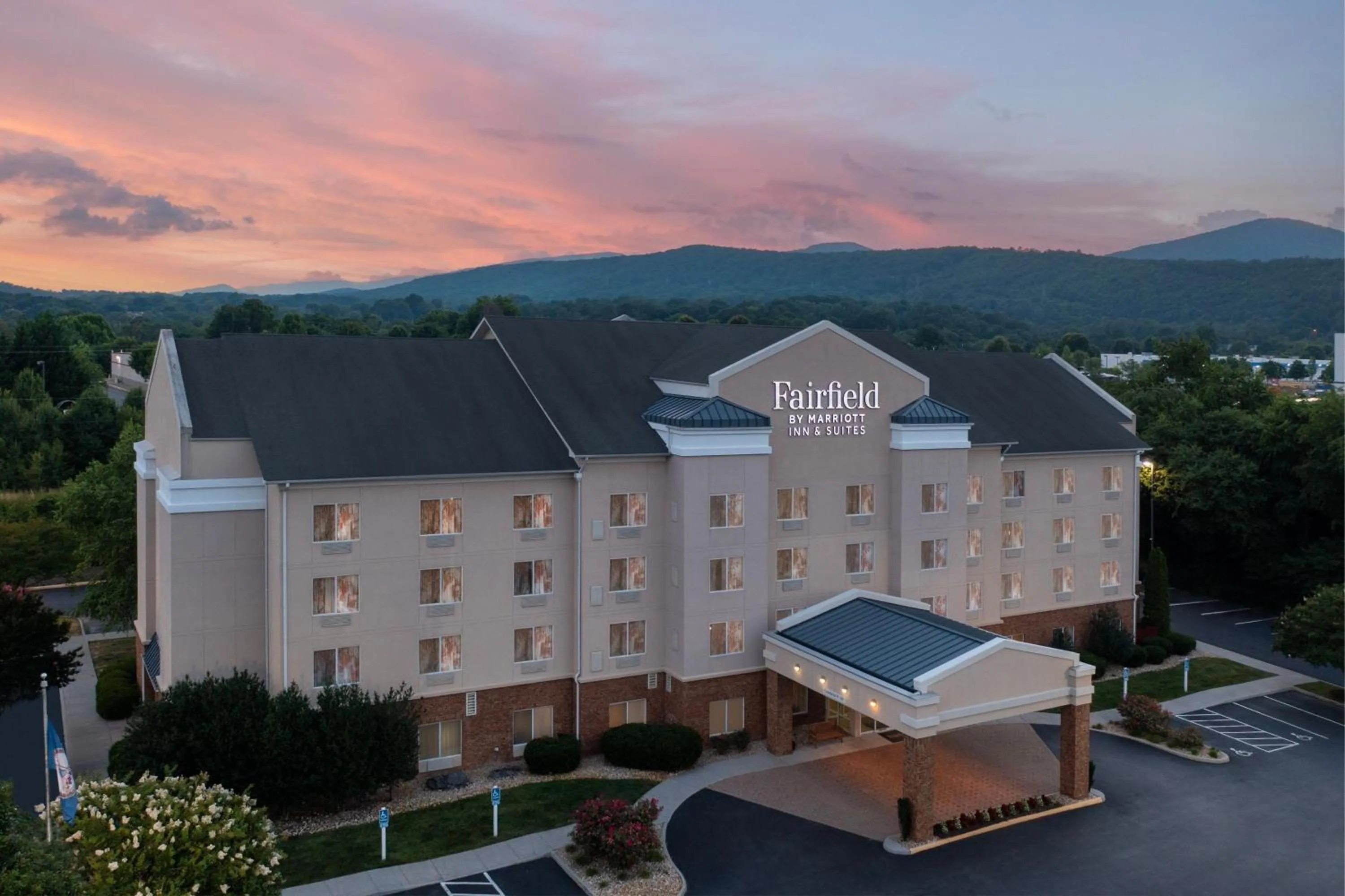 Property building in Fairfield Inn & Suites Roanoke Hollins/I-81