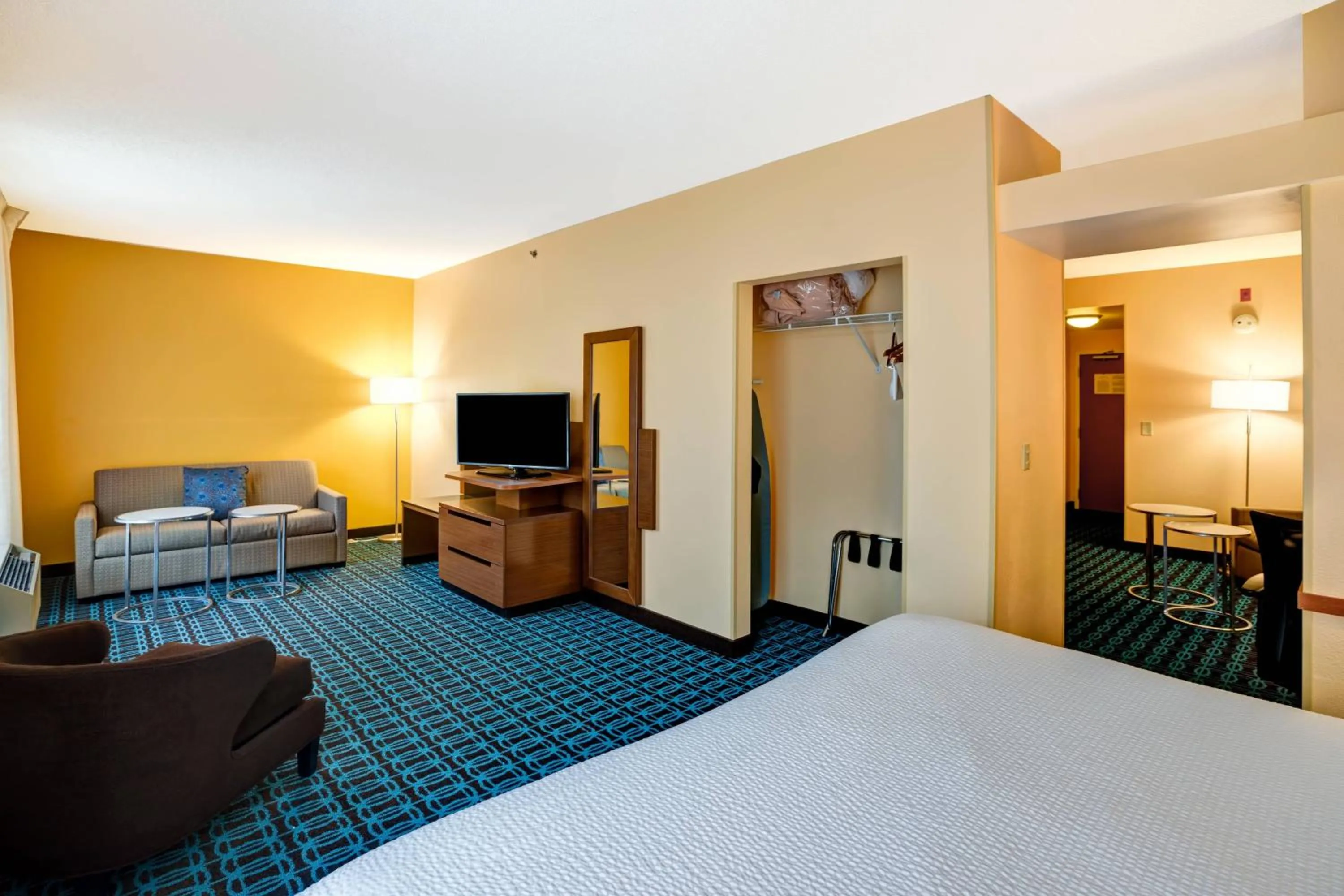 Living room, Bed in Fairfield Inn & Suites Christiansburg