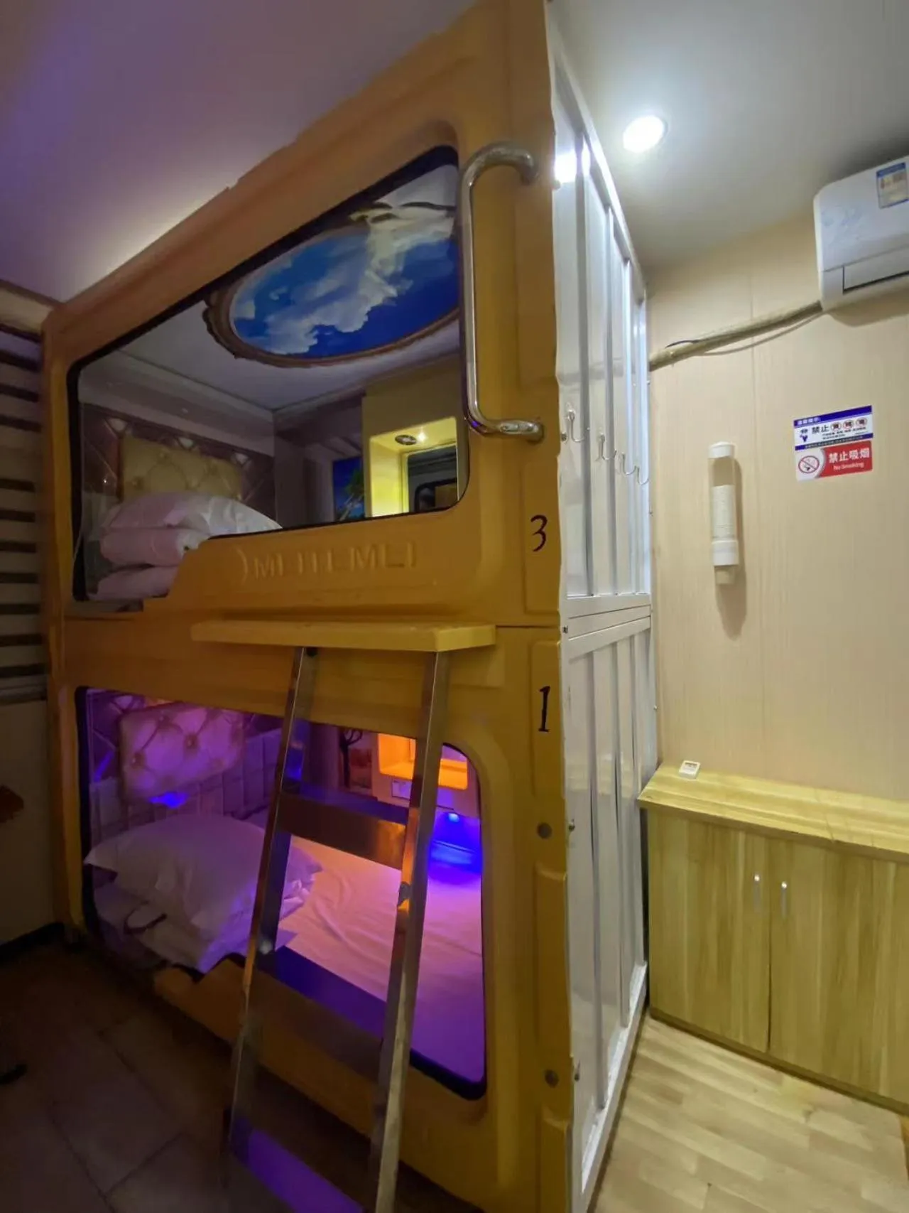 Property building, Bed in Hangzhou Memory Travel International Hotel-Edge Westlake