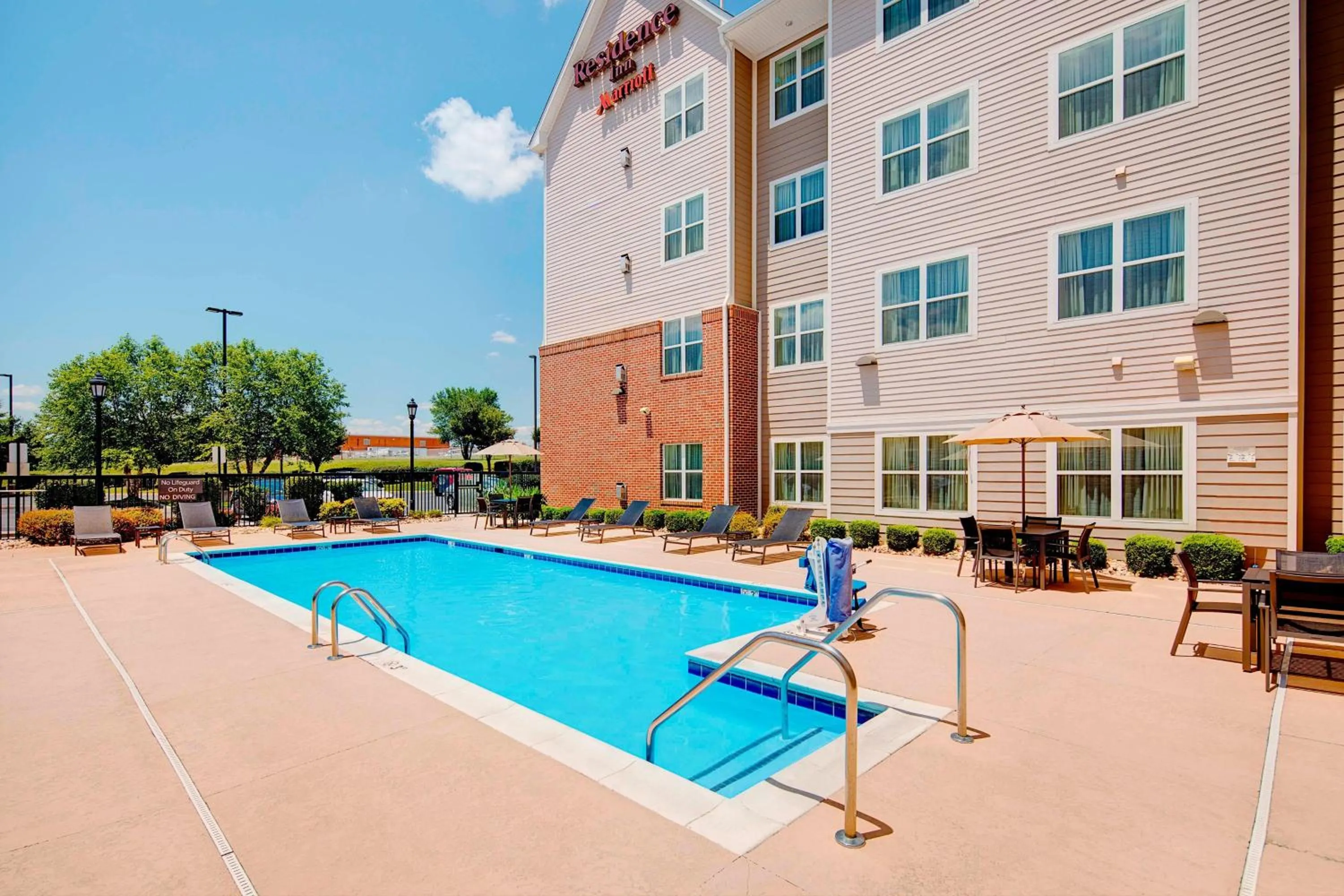 Swimming pool in Residence Inn by Marriott Roanoke Airport