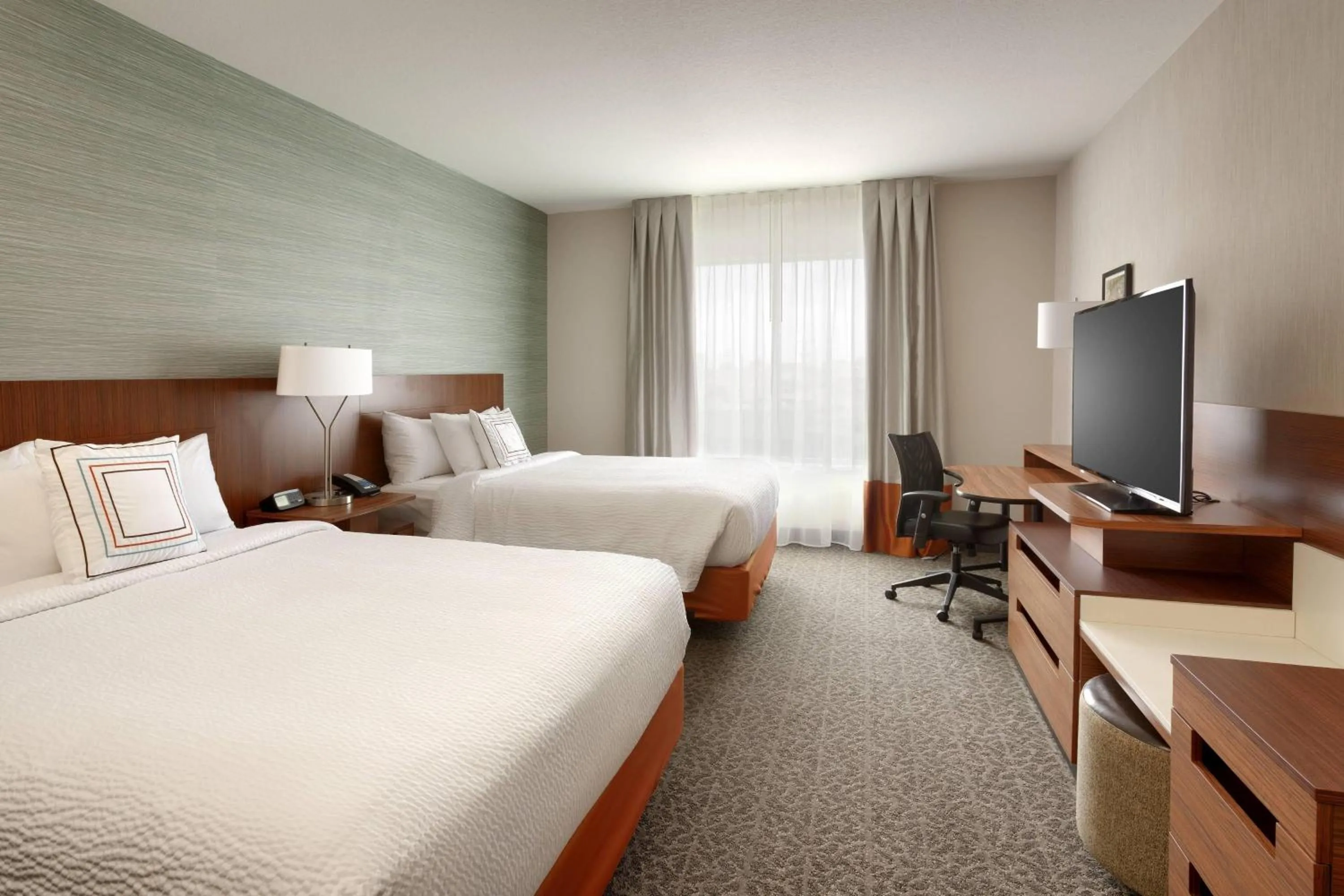 Photo of the whole room, Bed in Fairfield Inn & Suites by Marriott Springfield North