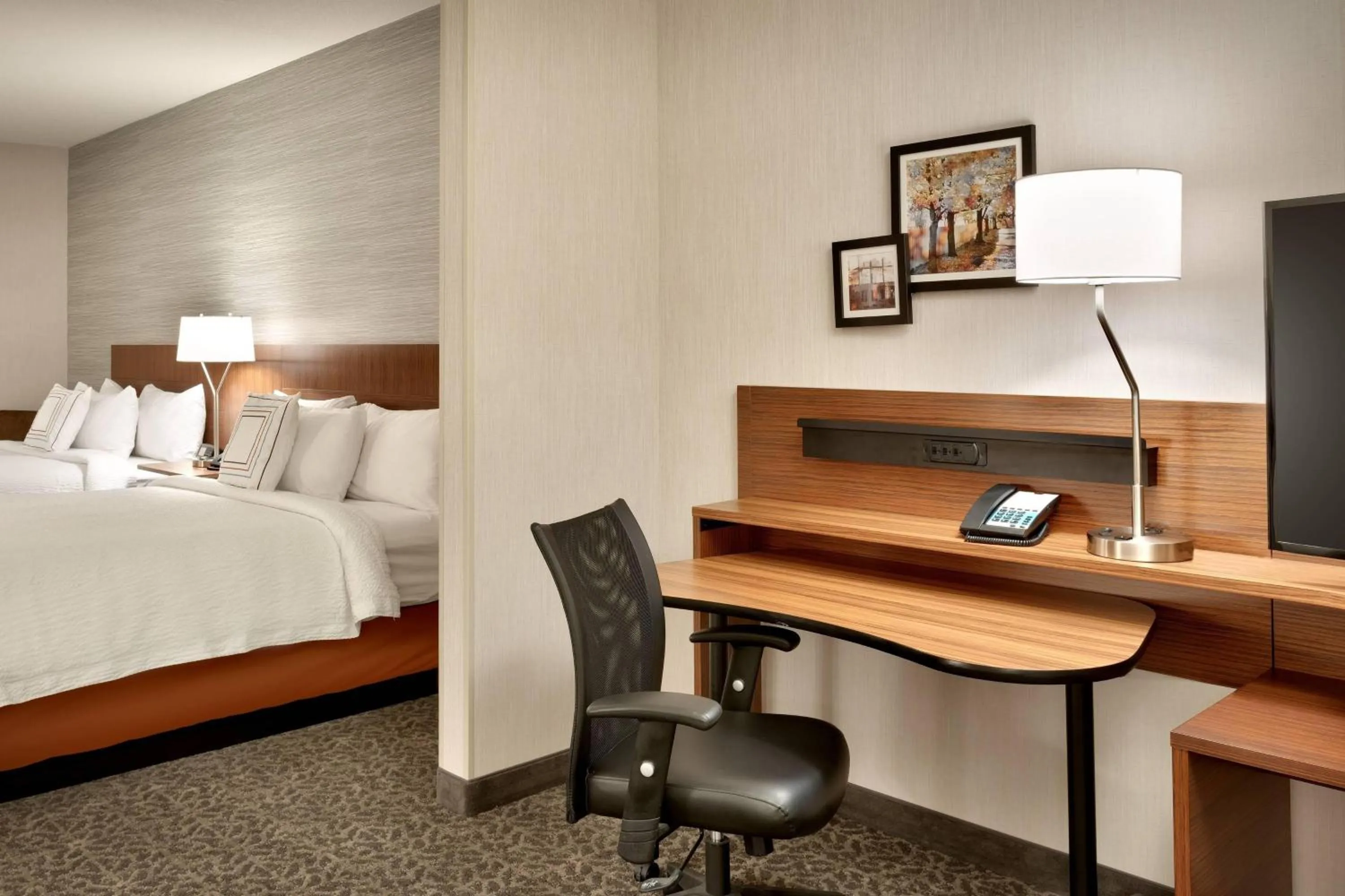 Bedroom, Bed in Fairfield Inn & Suites by Marriott Springfield North
