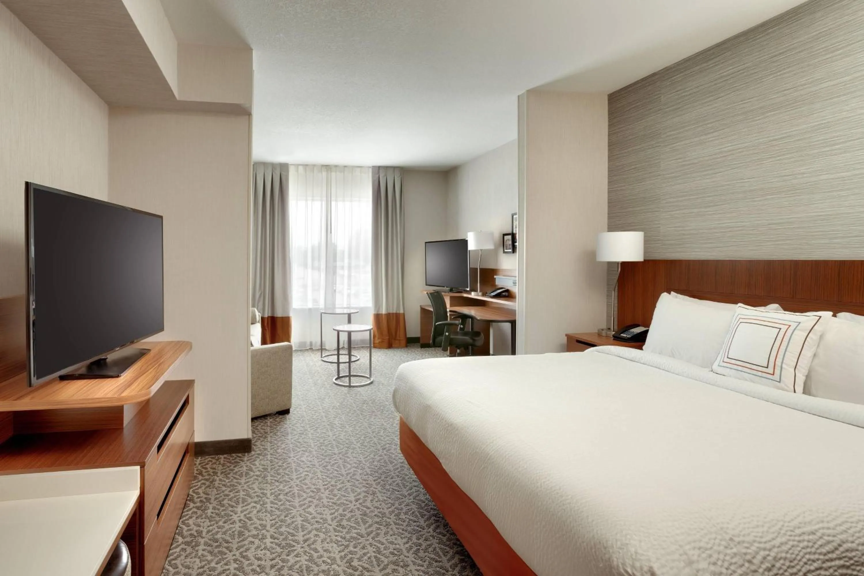 Bedroom, Bed in Fairfield Inn & Suites by Marriott Springfield North