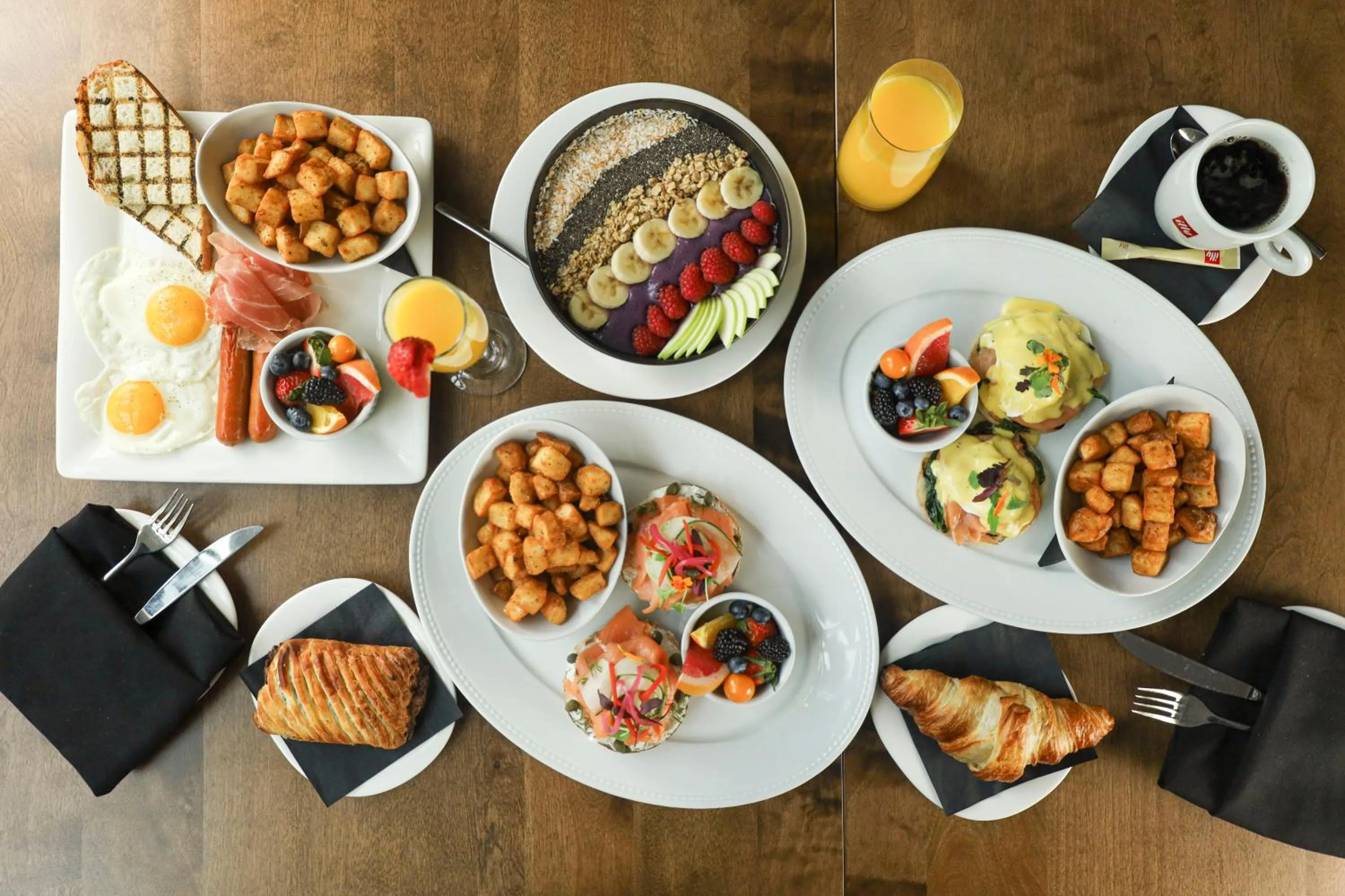 Breakfast in Hôtel AC Montréal Centre-ville