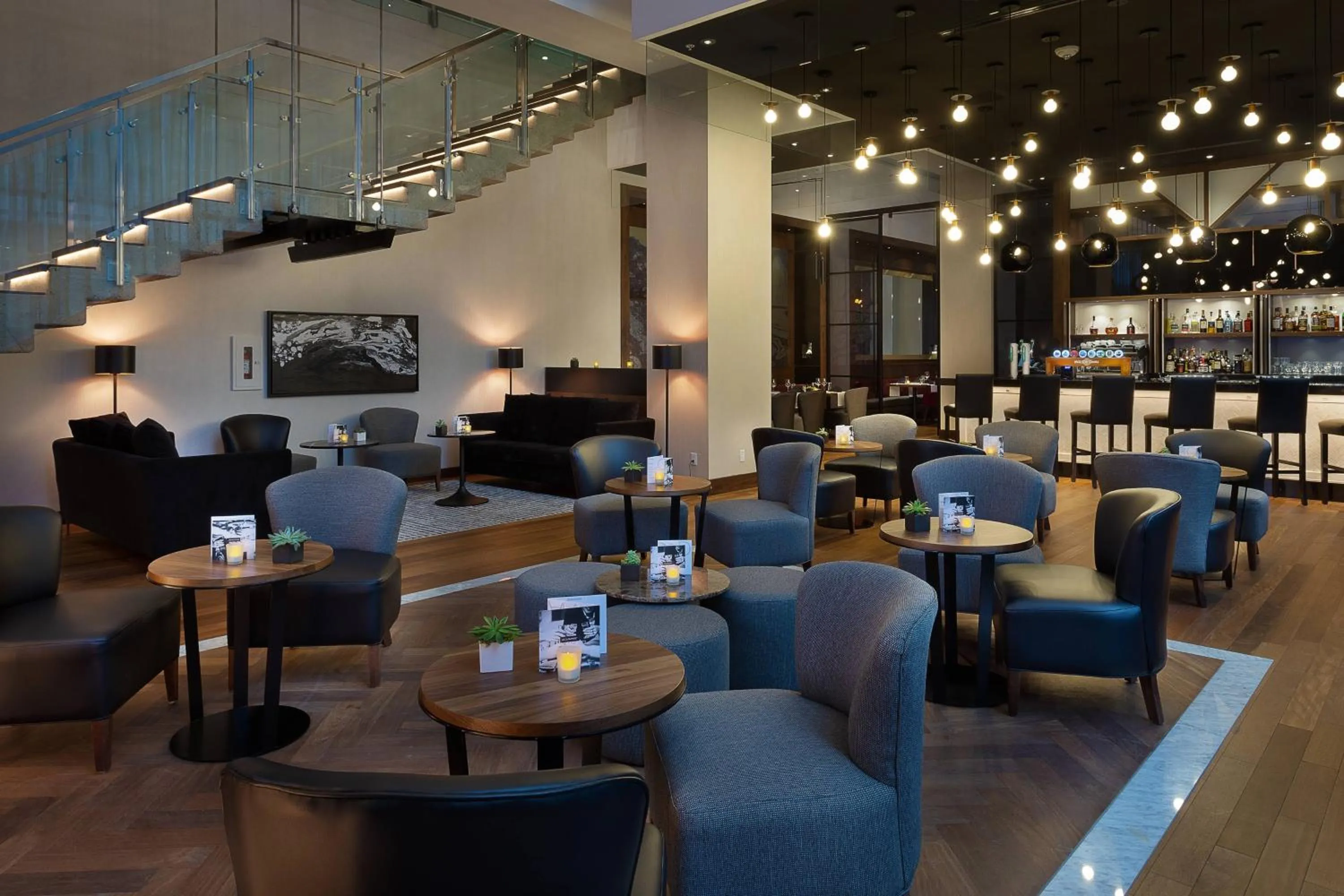Lounge or bar in Hôtel AC Montréal Centre-ville