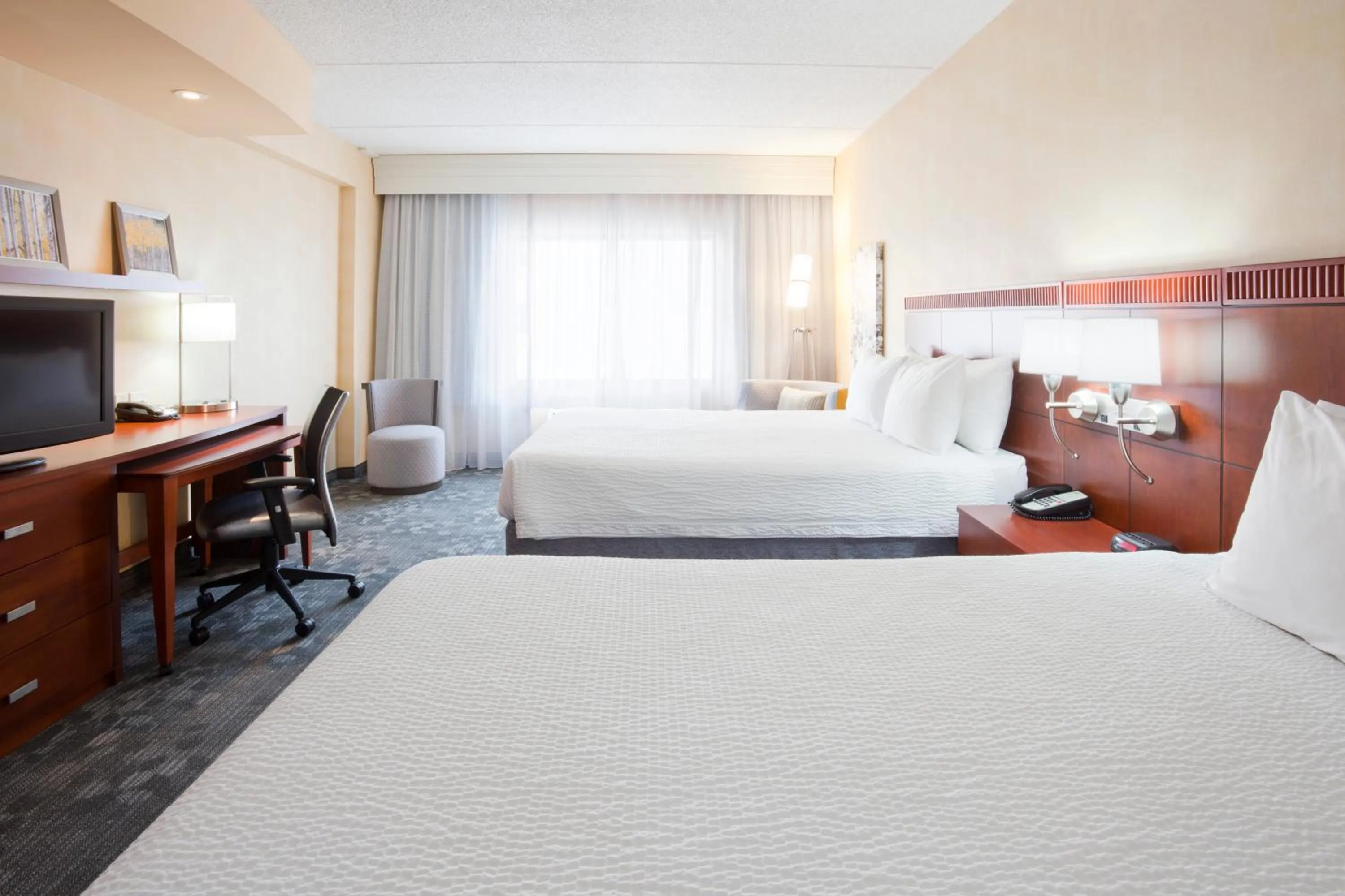 Guests, Bed in Courtyard Rochester Mayo Clinic Area/Saint Marys