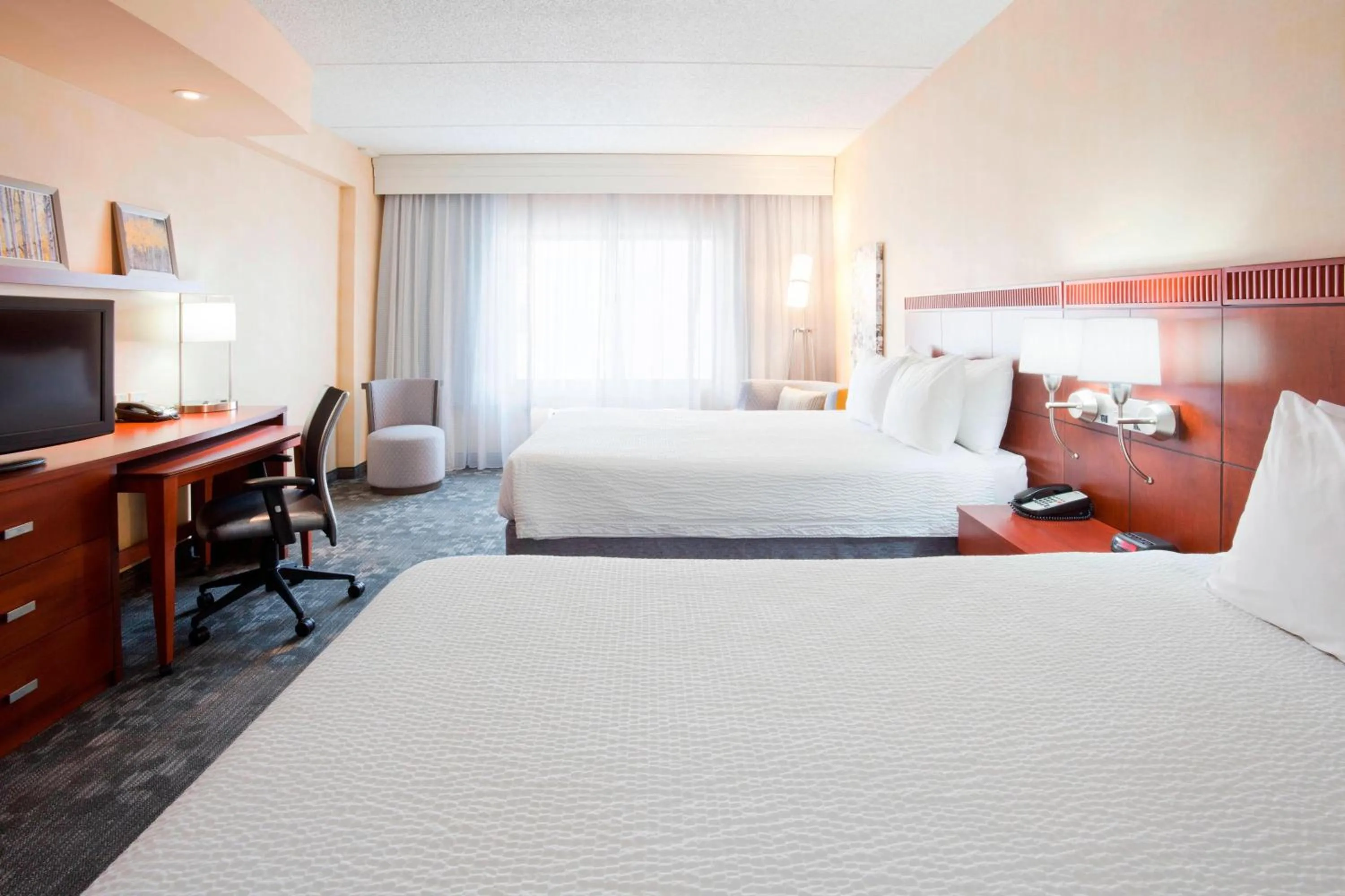 Photo of the whole room, Bed in Courtyard Rochester Mayo Clinic Area/Saint Marys