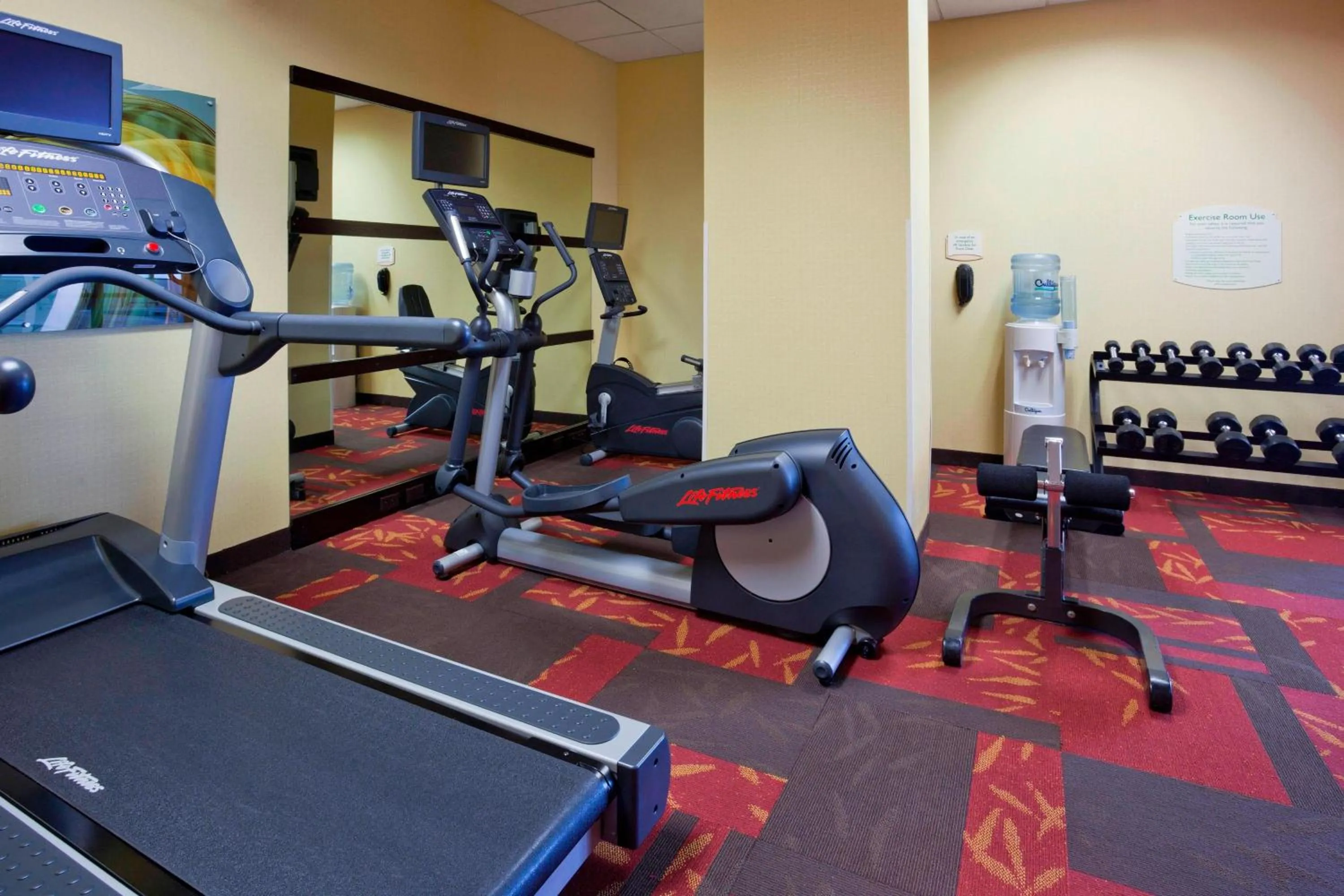 Fitness centre/facilities in Courtyard Rochester Mayo Clinic Area/Saint Marys