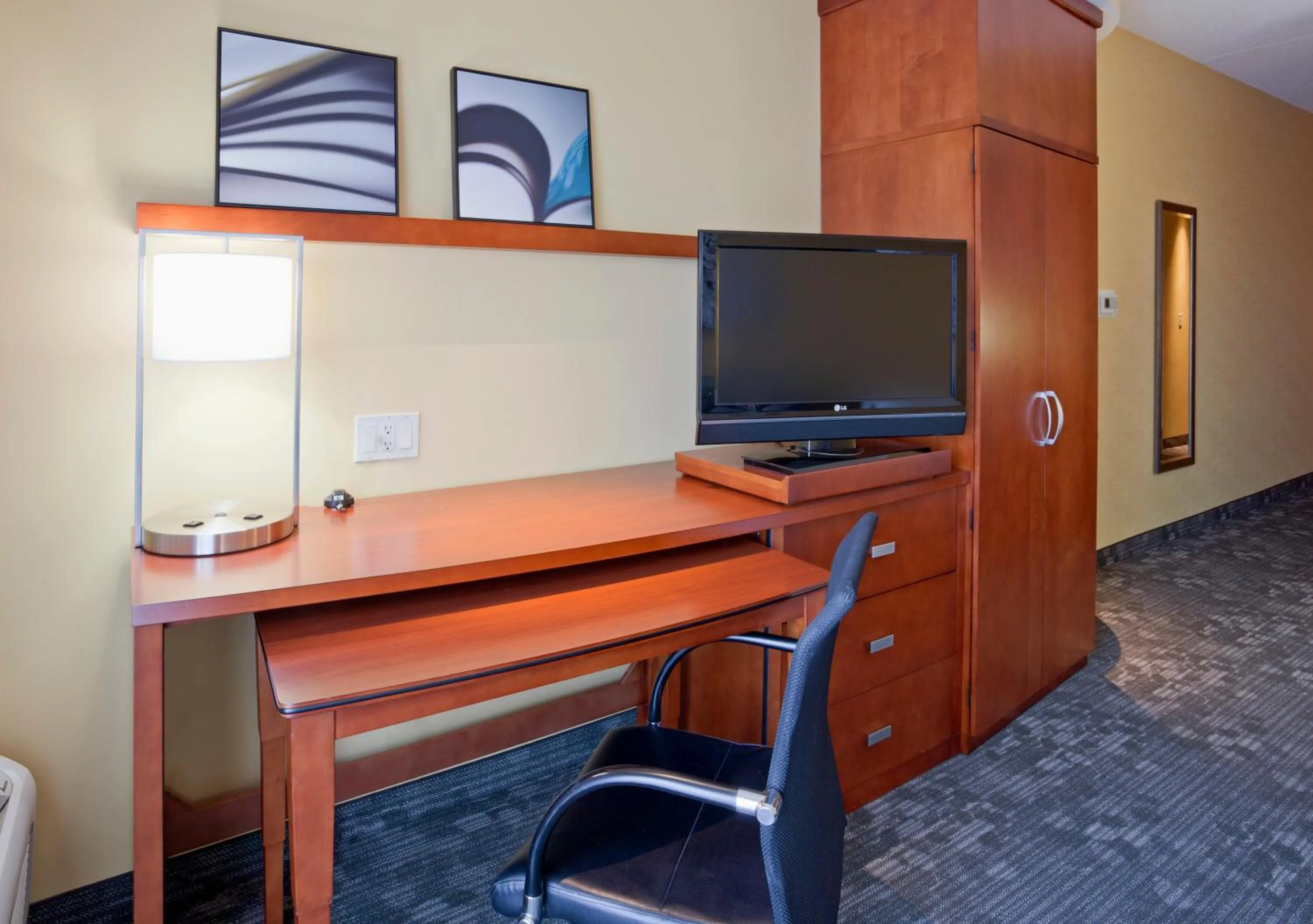 TV and multimedia in Courtyard Rochester Mayo Clinic Area/Saint Marys