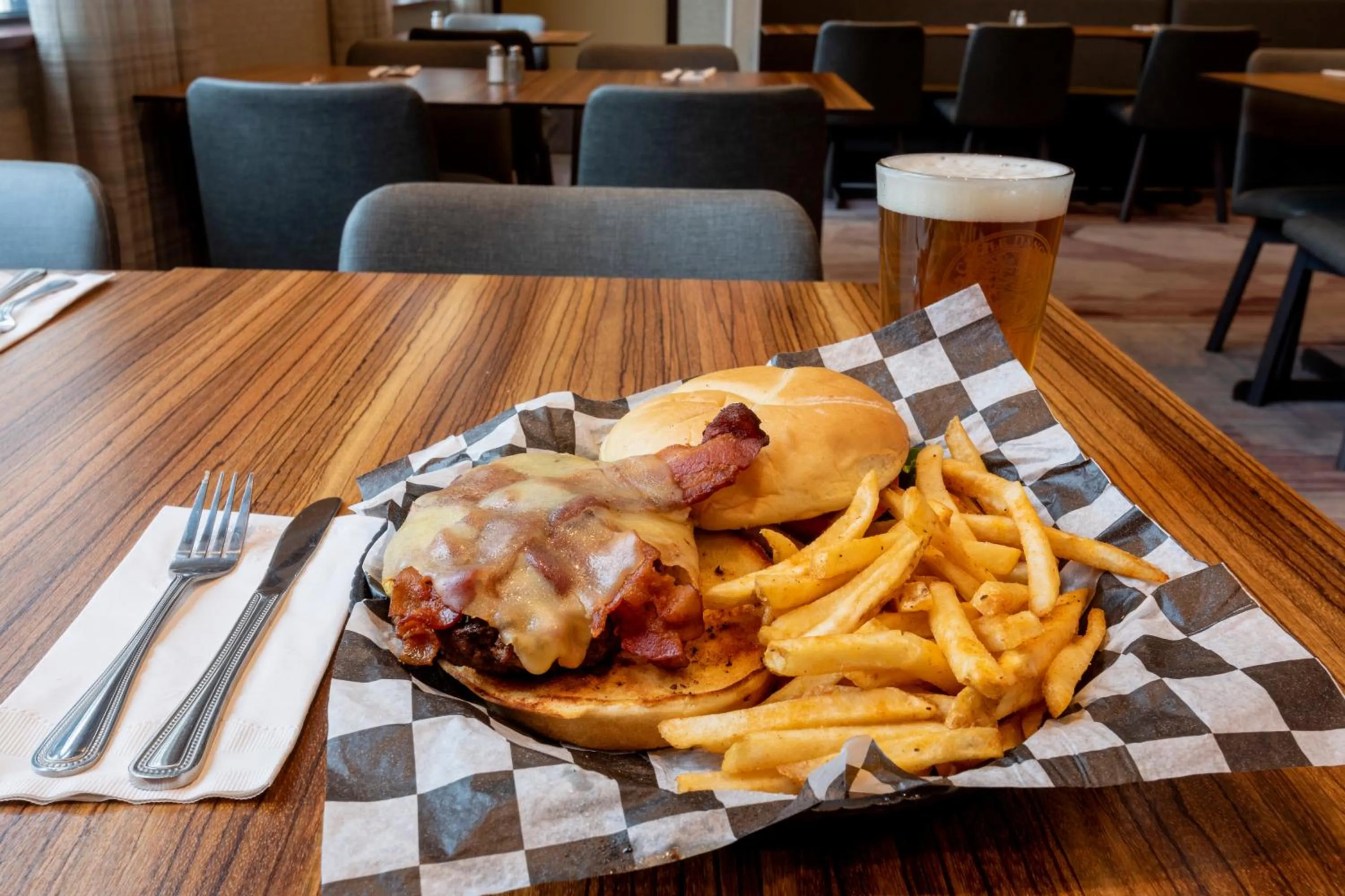 Food and drinks in Courtyard Rochester Mayo Clinic Area/Saint Marys