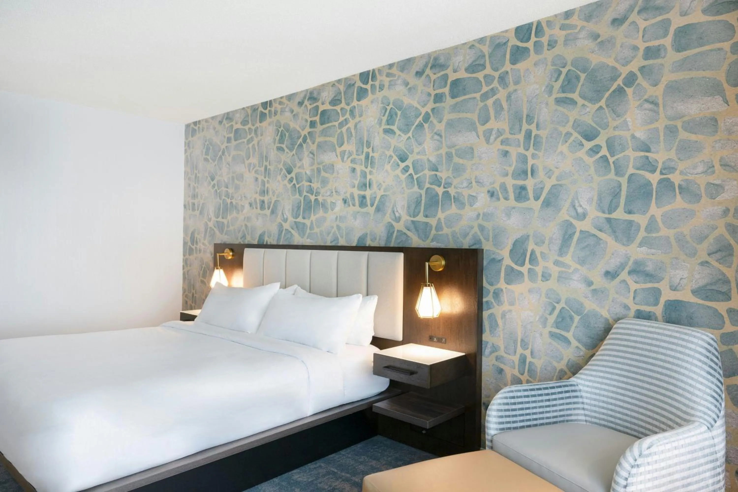 Photo of the whole room, Bed in Rochester Marriott Mayo Clinic Area