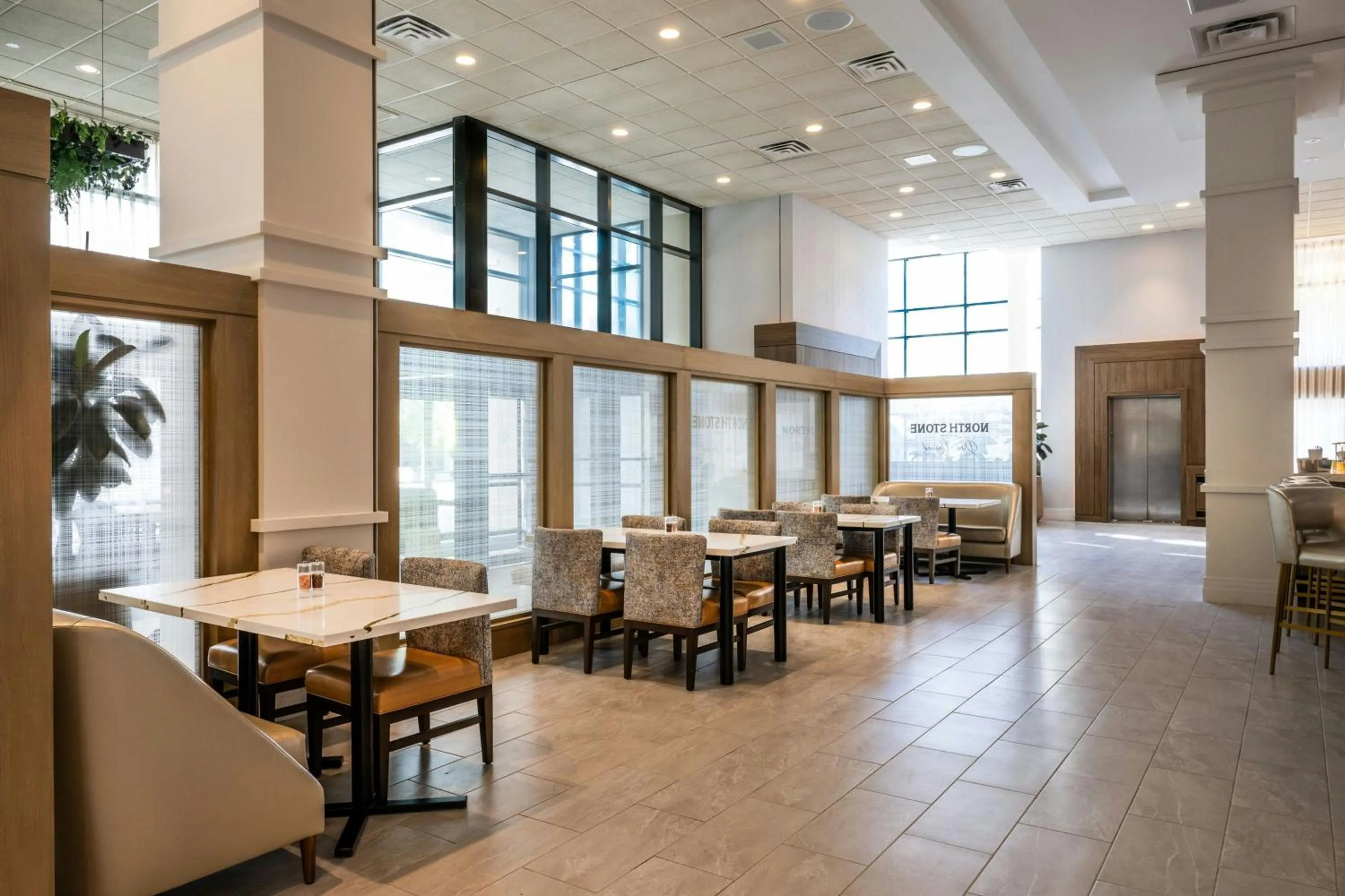 Lounge or bar in Rochester Marriott Mayo Clinic Area