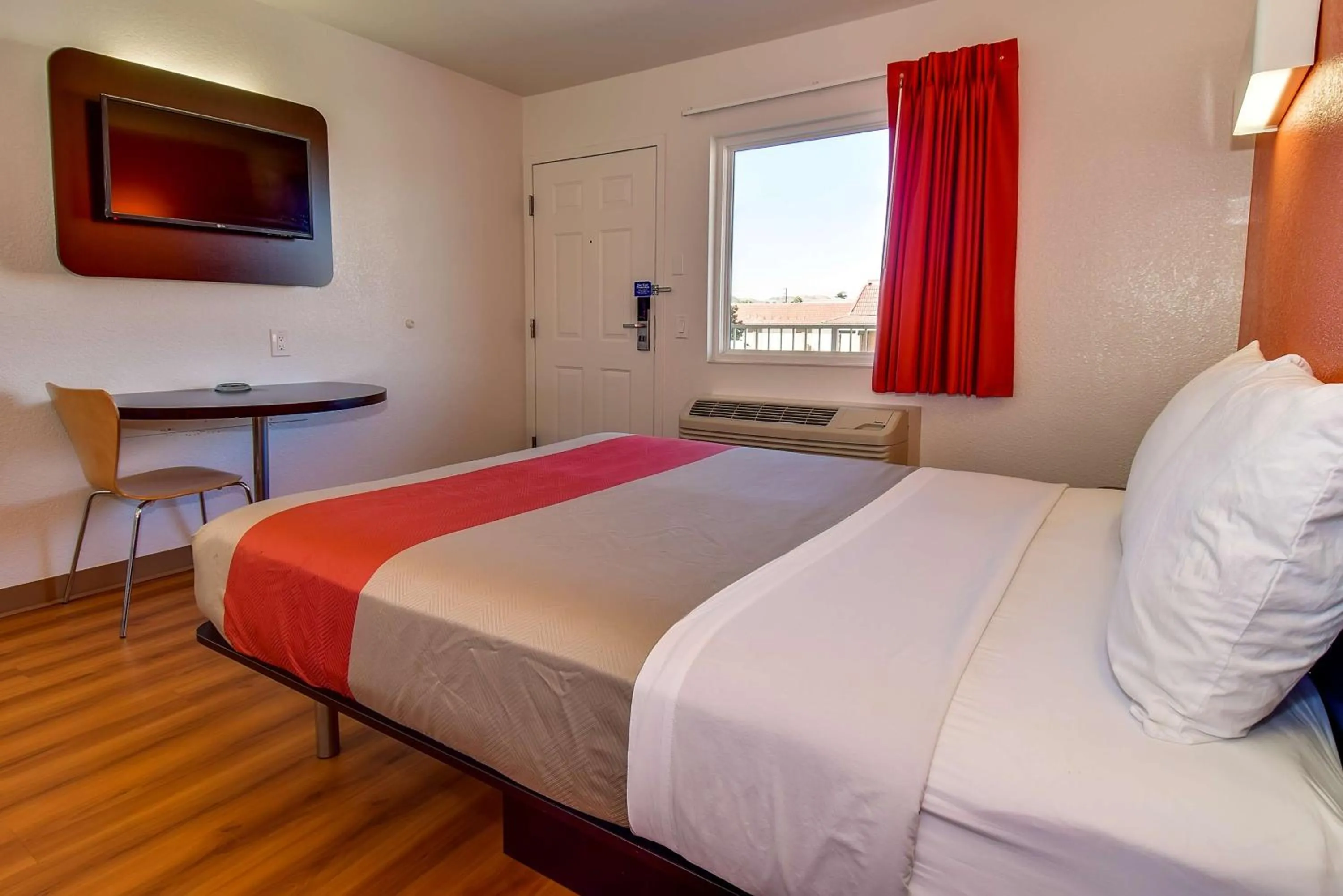 TV and multimedia, Bed in Motel 6-Riverside, CA - South