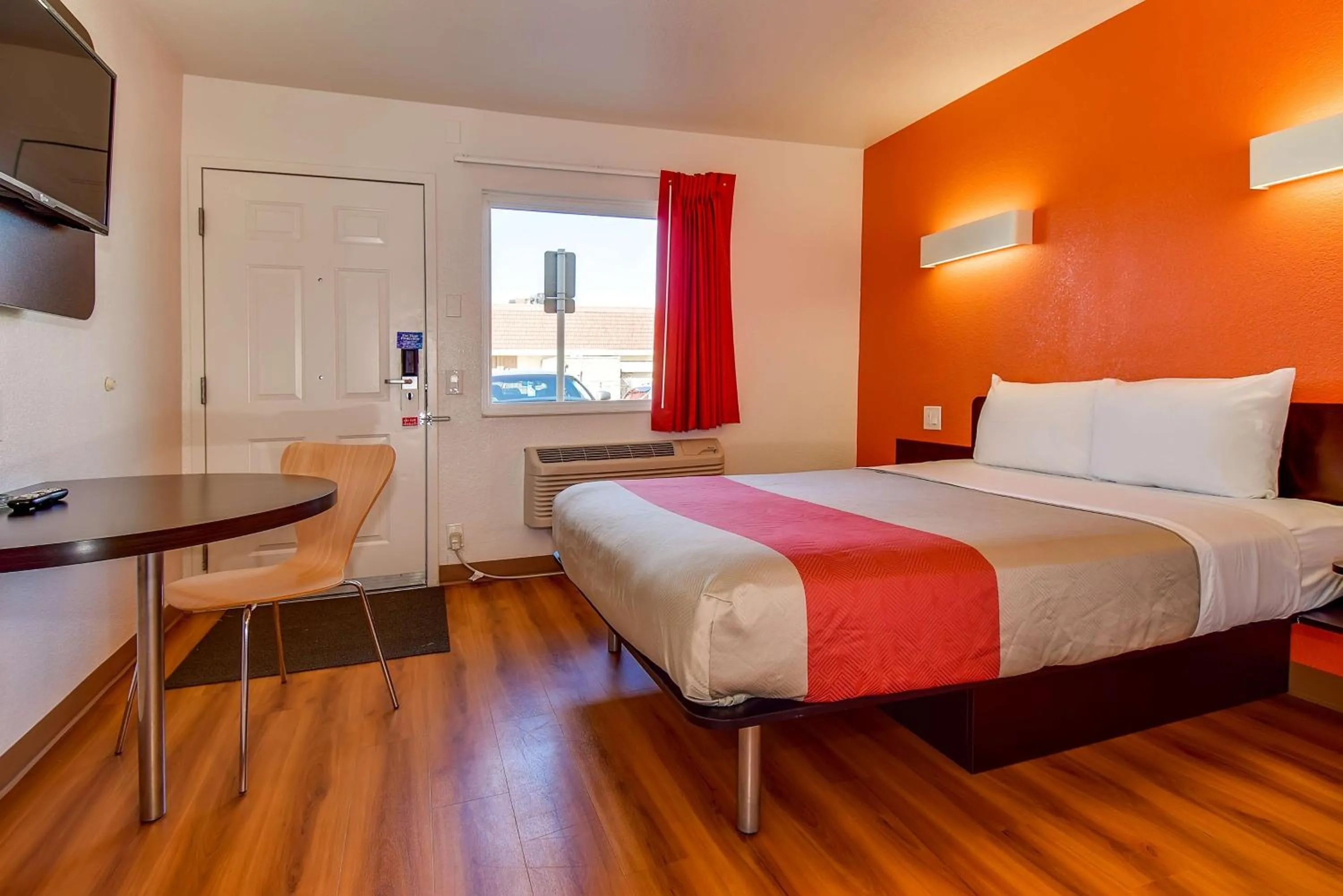 TV and multimedia, Bed in Motel 6-Riverside, CA - South