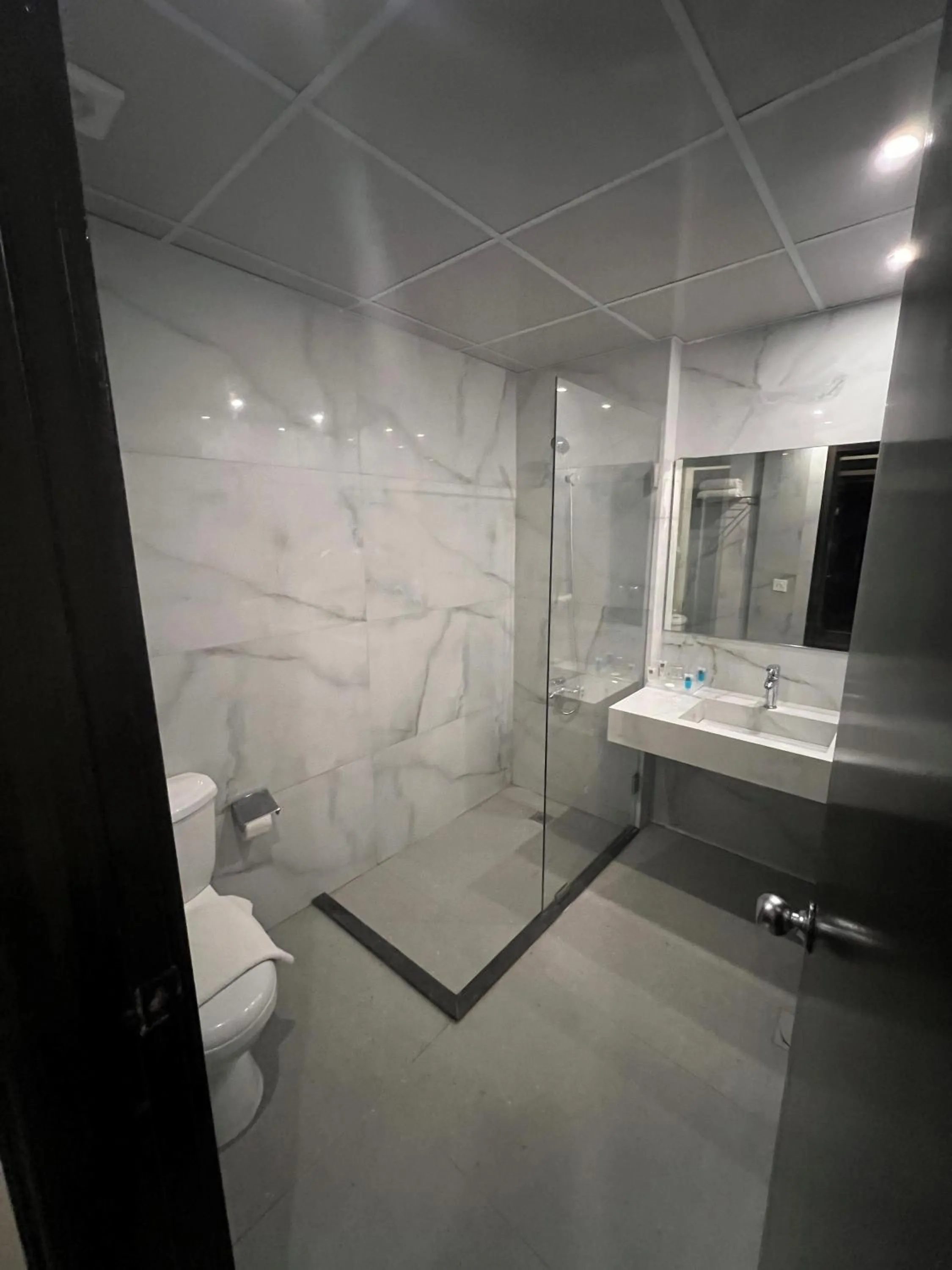 Bathroom in Duroy Hotel