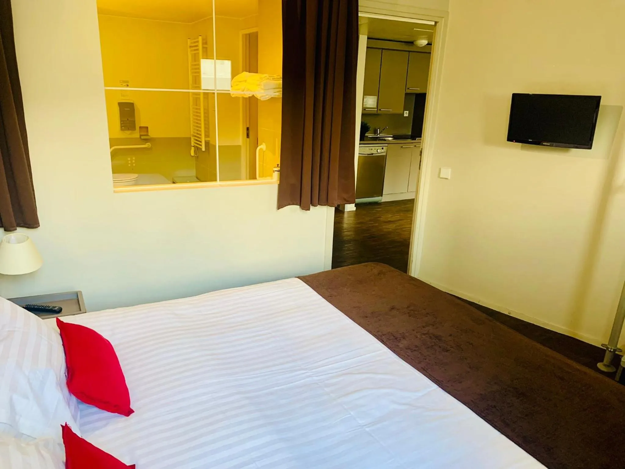 TV and multimedia in Standing Hotel Suites by Actisource