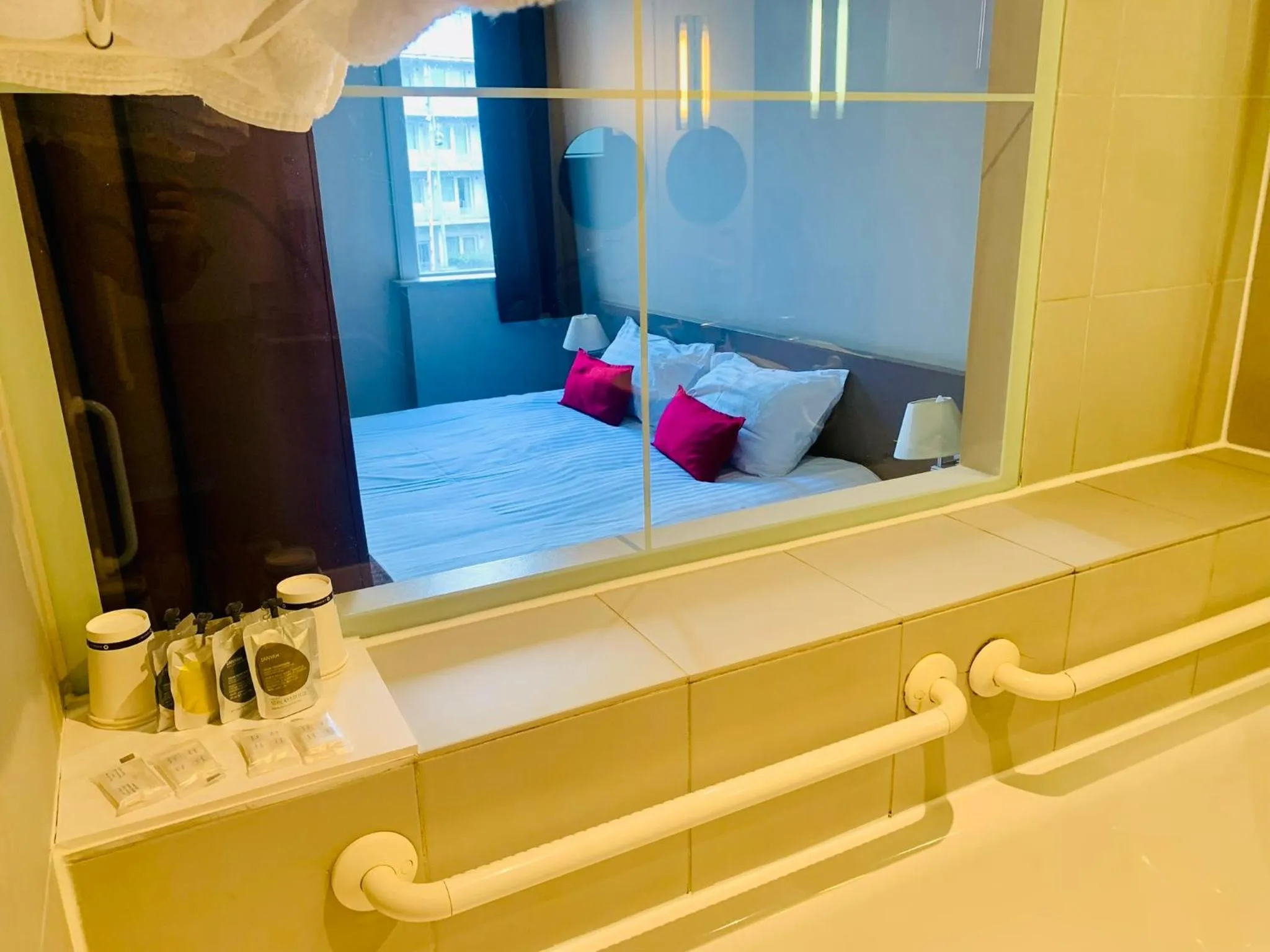 Photo of the whole room in Standing Hotel Suites by Actisource