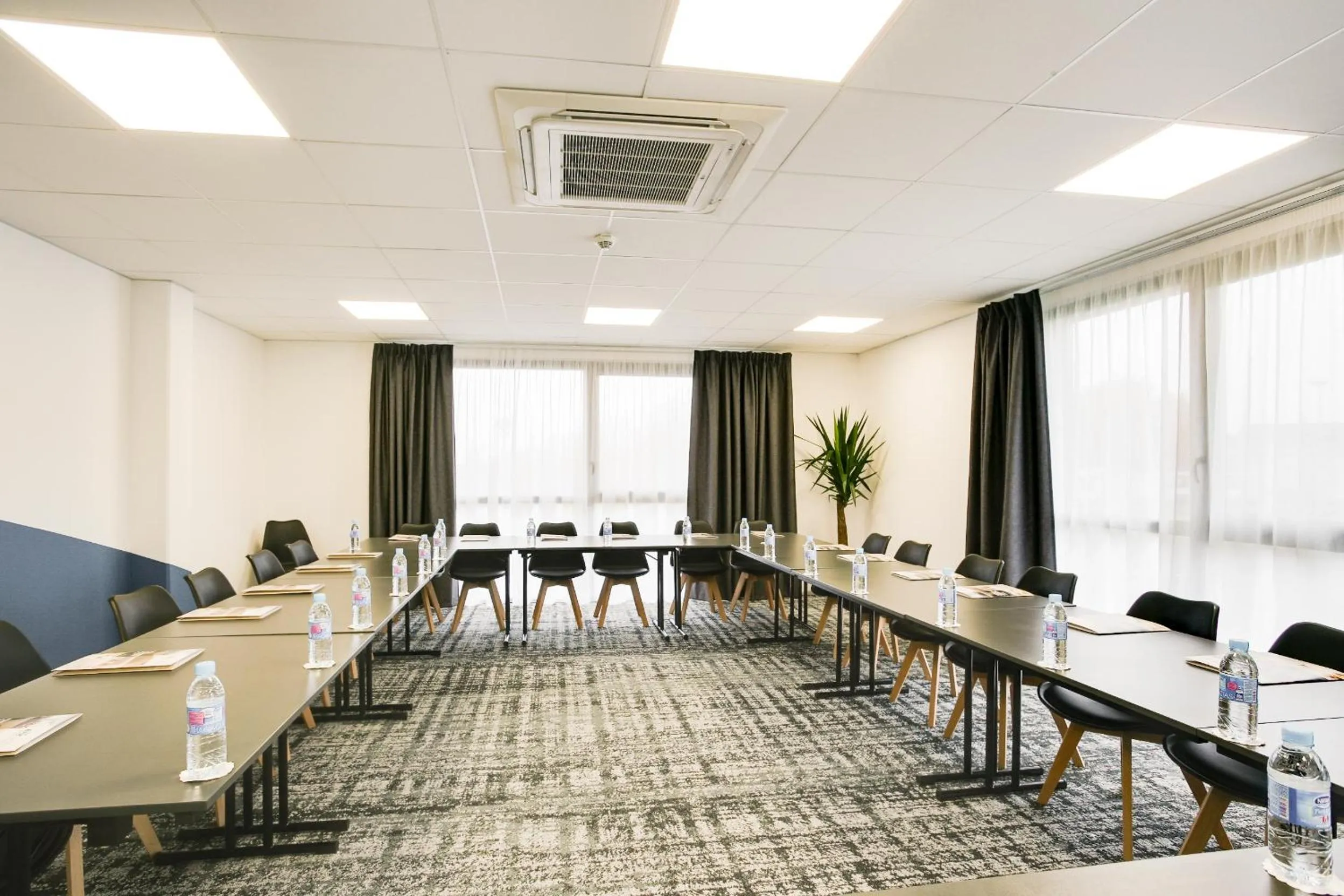 Meeting/conference room in Brit Hotel Confort Loches