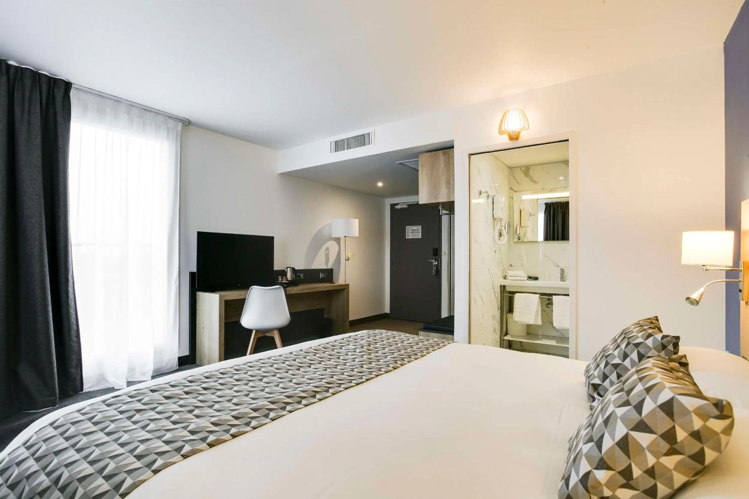 Bedroom, Bed in Brit Hotel Confort Loches