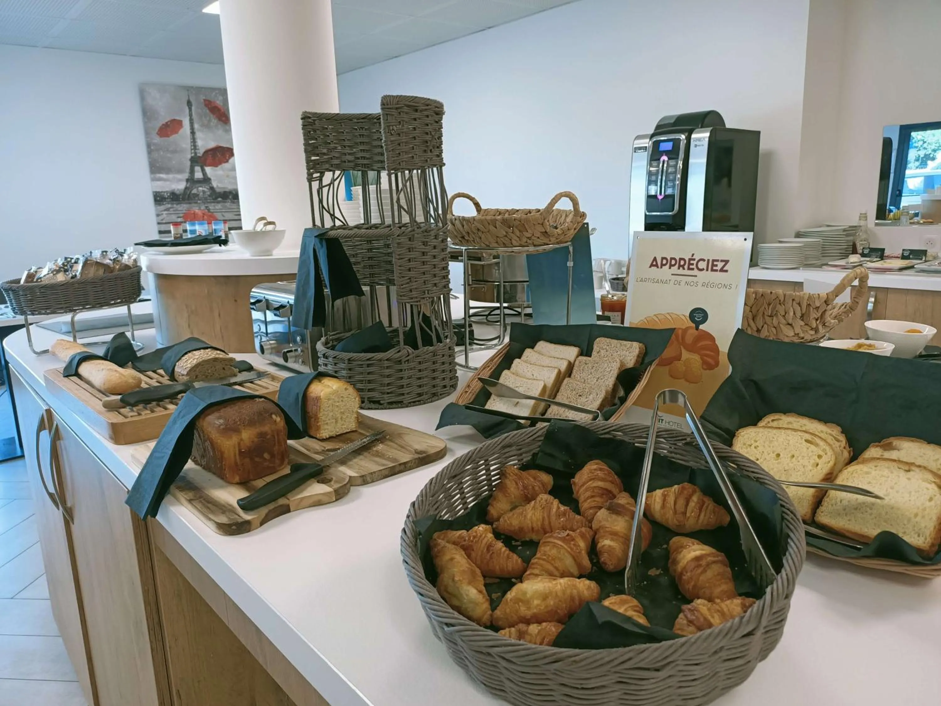 Breakfast in Brit Hotel Confort Loches