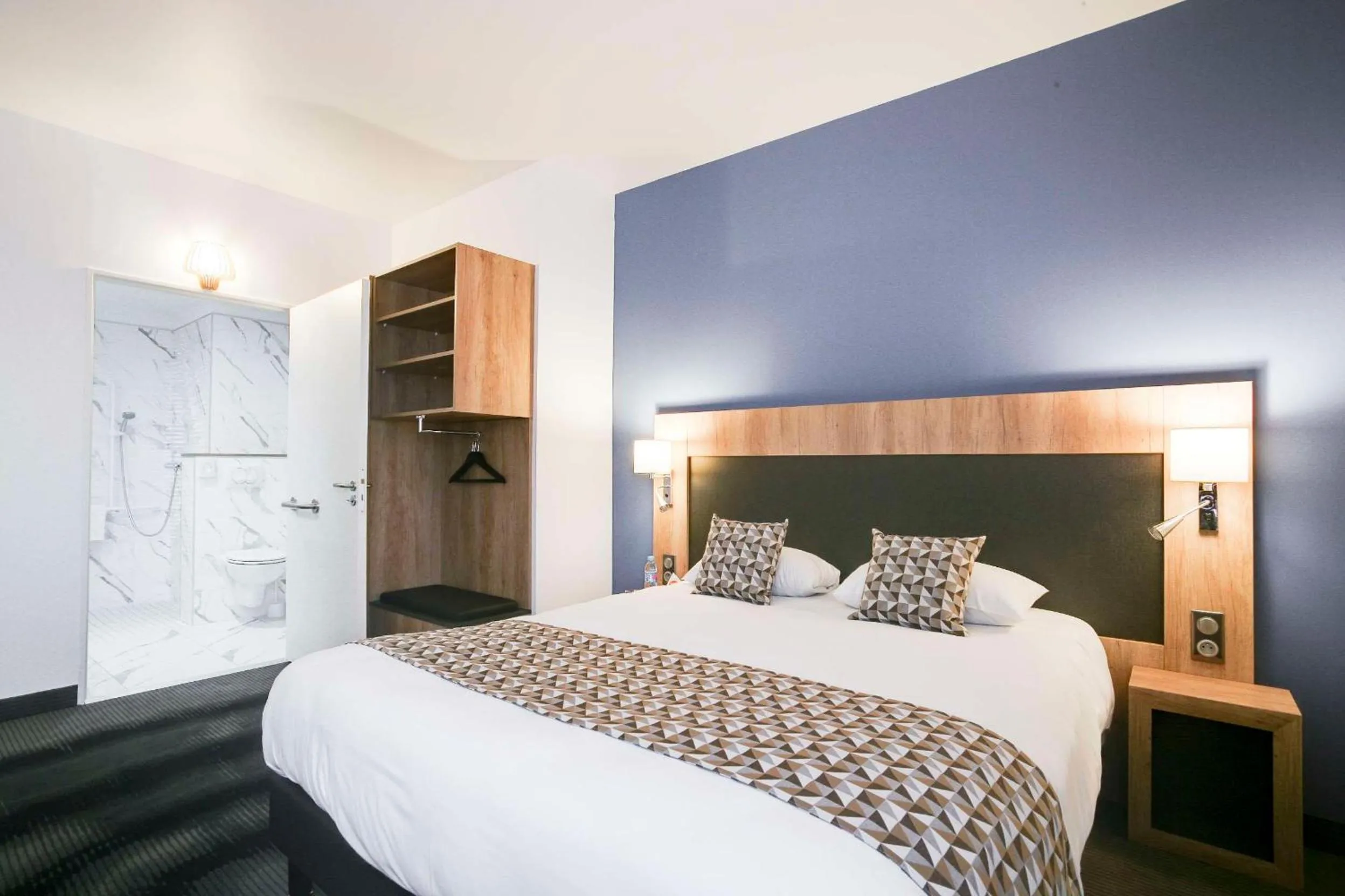 Bedroom, Bed in Brit Hotel Confort Loches