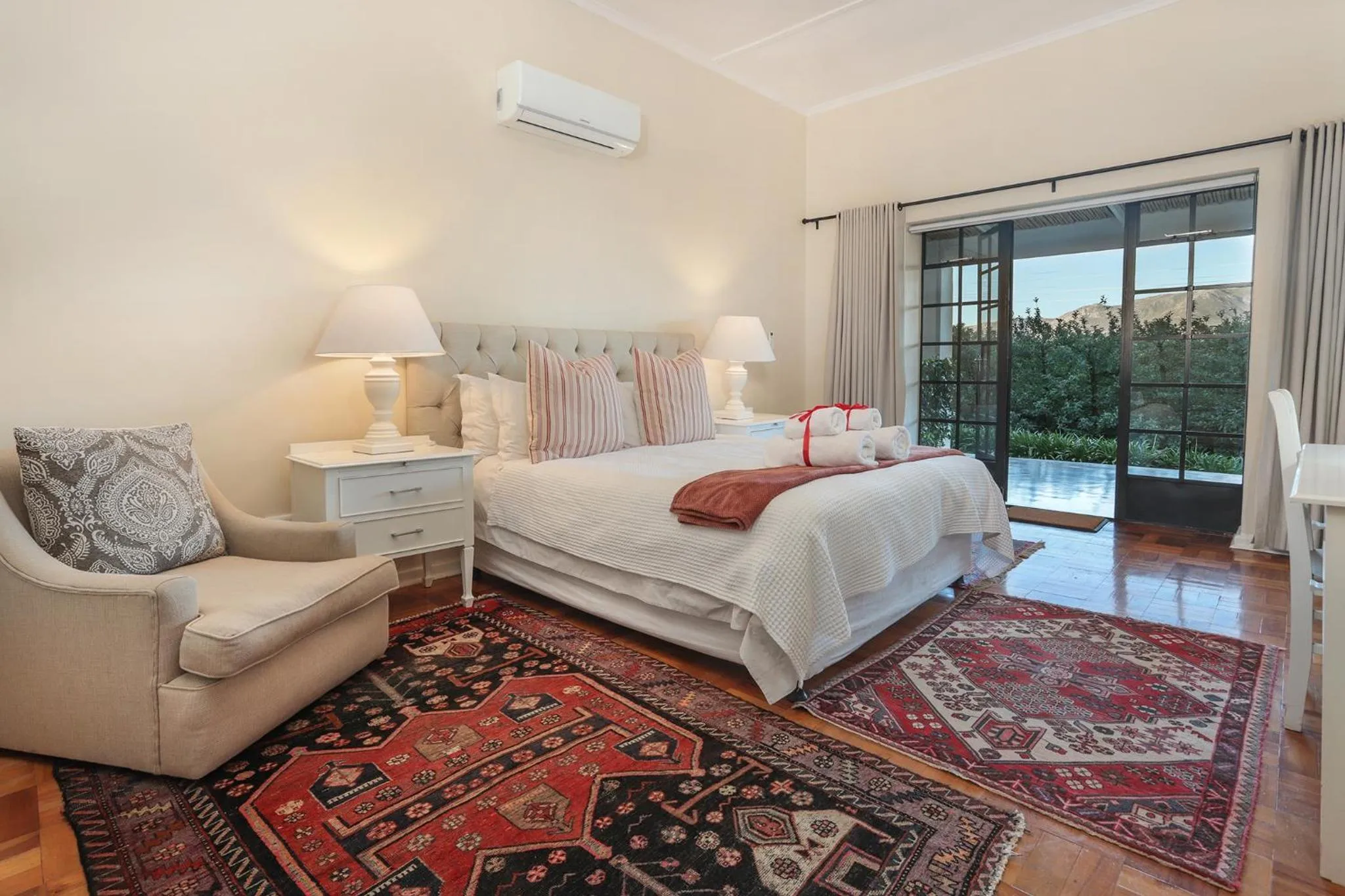 Photo of the whole room, Bed in Elgin Country Lodge