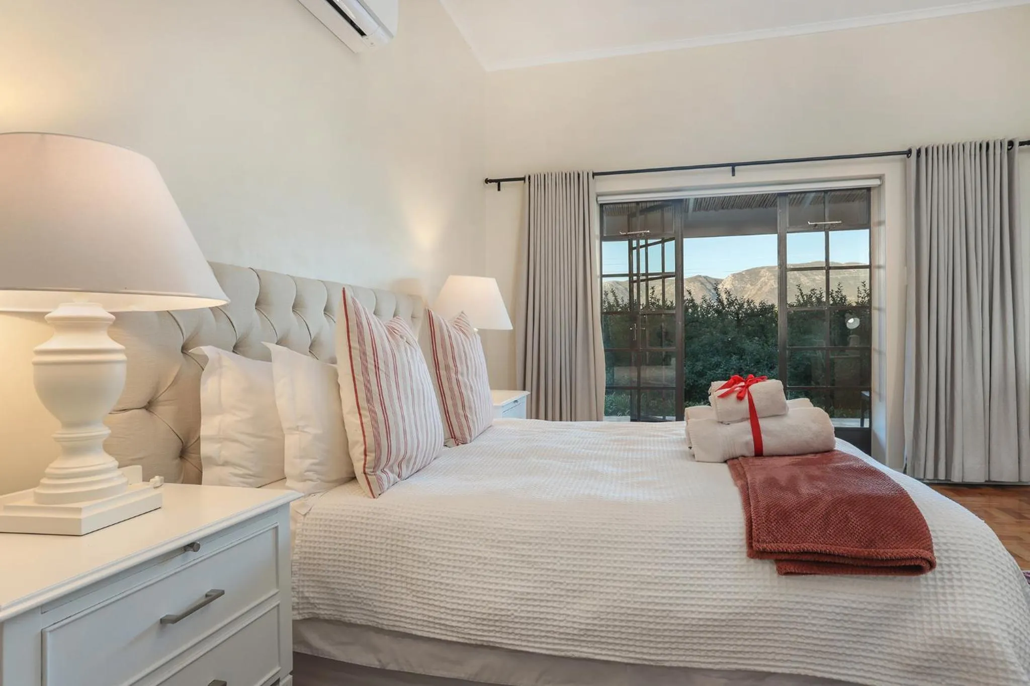 Shower, Bed in Elgin Country Lodge