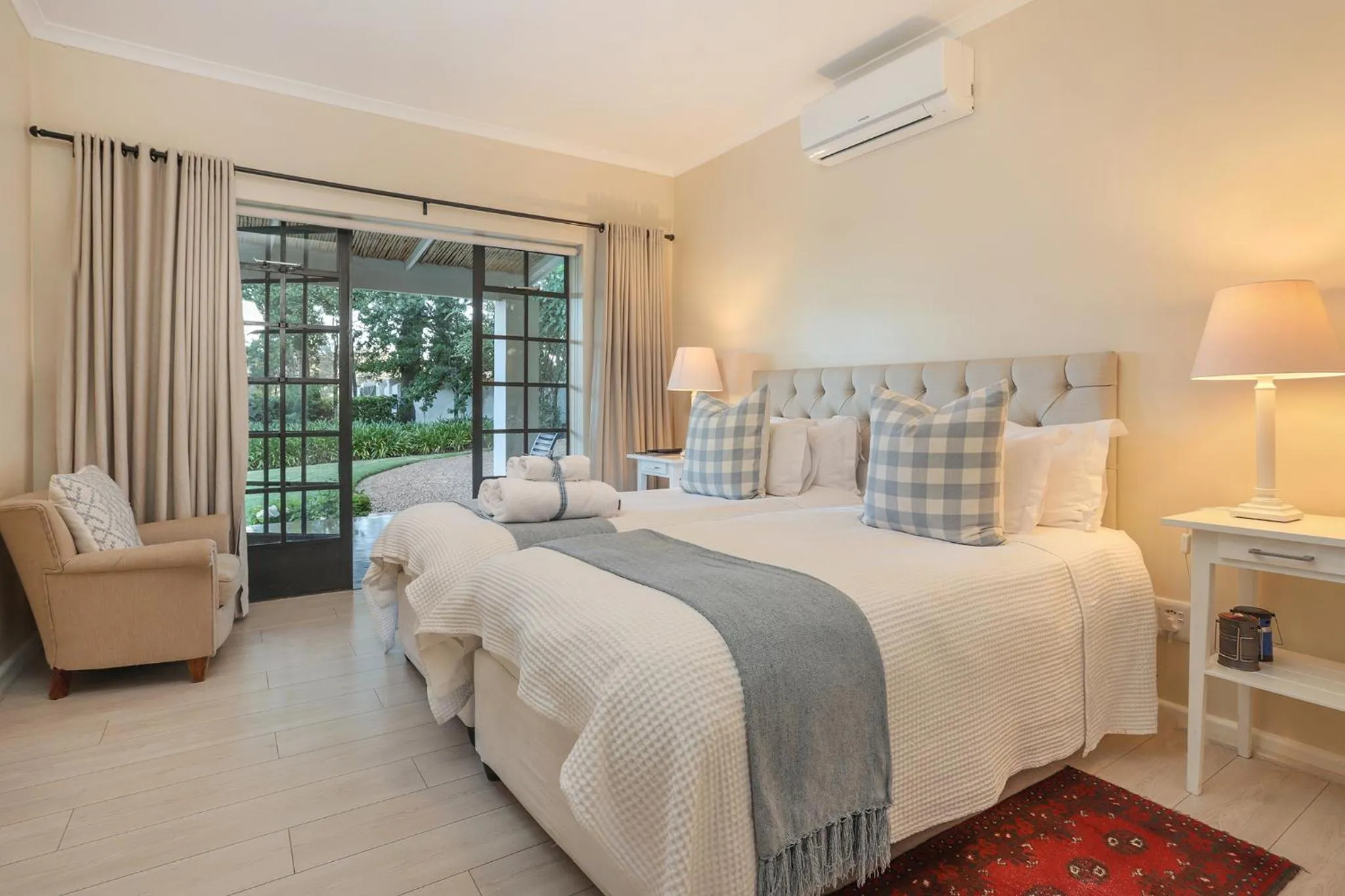 Photo of the whole room, Bed in Elgin Country Lodge