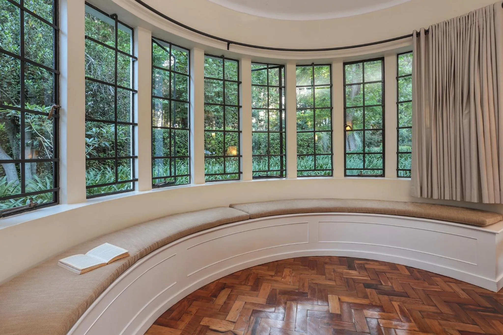 Lounge or bar in Elgin Country Lodge