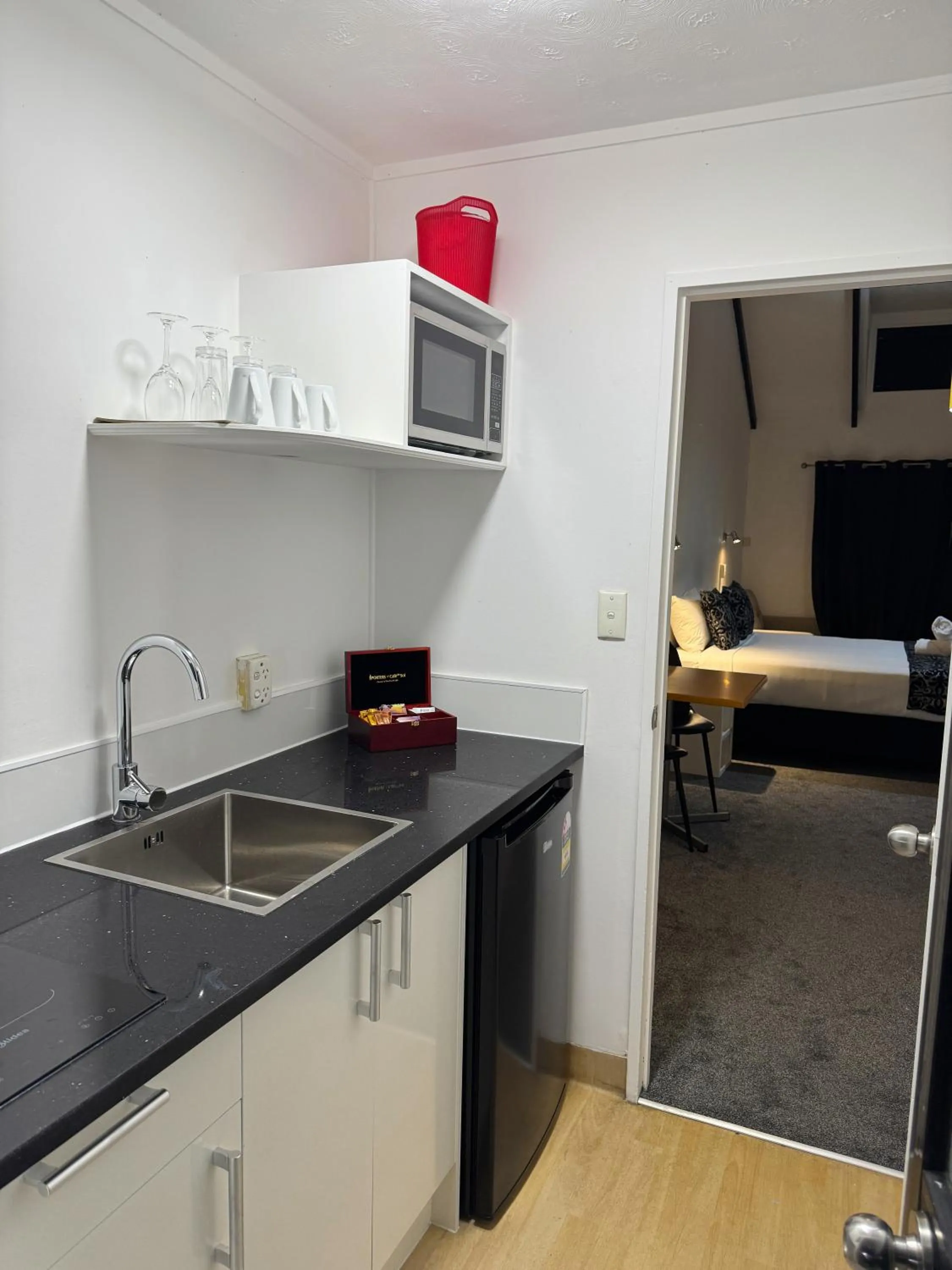 Kitchen or kitchenette in Chelmswood Motel Taupo