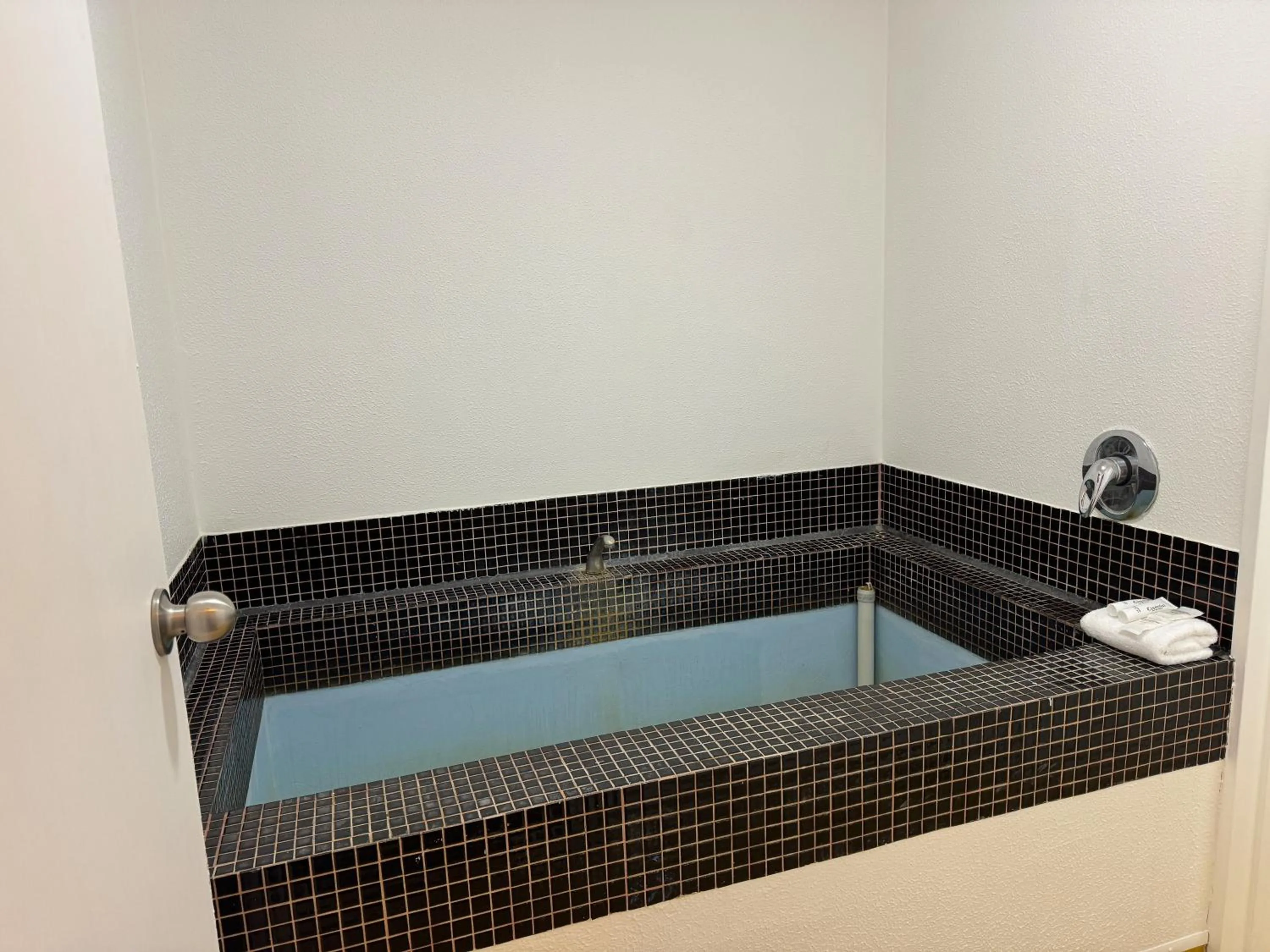 Bath in Chelmswood Motel Taupo