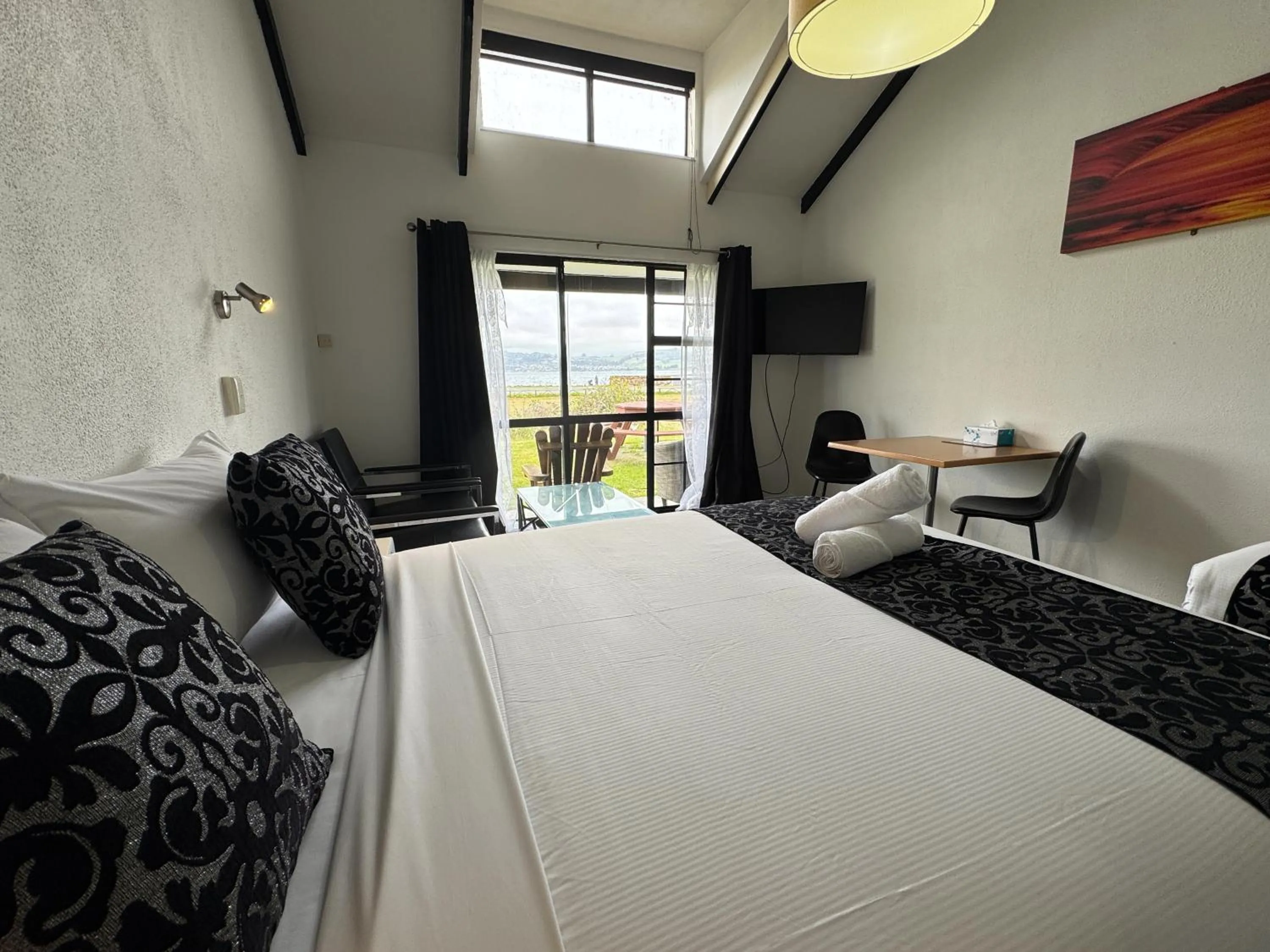 TV and multimedia, Bed in Chelmswood Motel Taupo